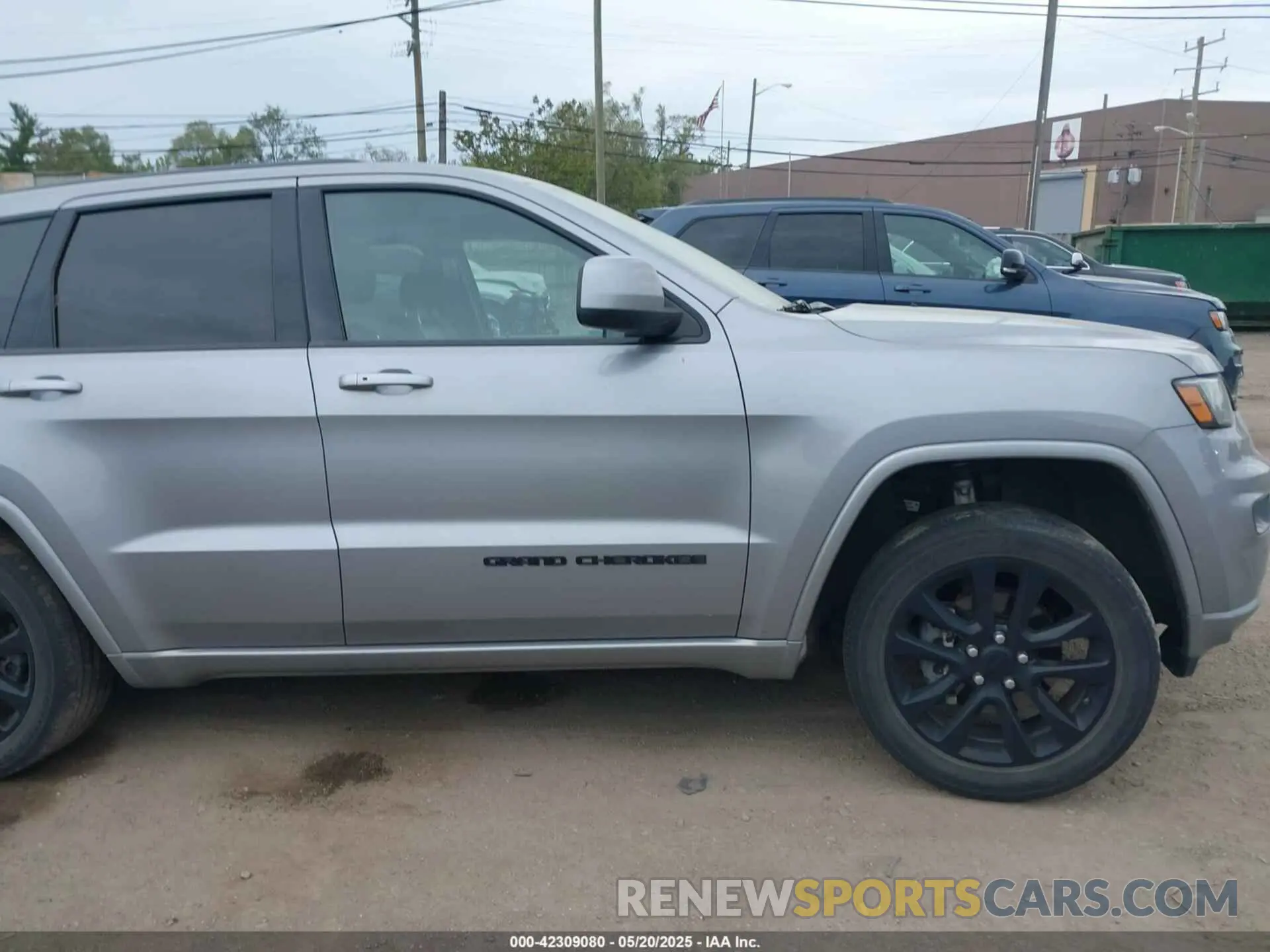 13 Photograph of a damaged car 1C4RJFAG0LC240722 JEEP GRAND CHEROKEE 2020