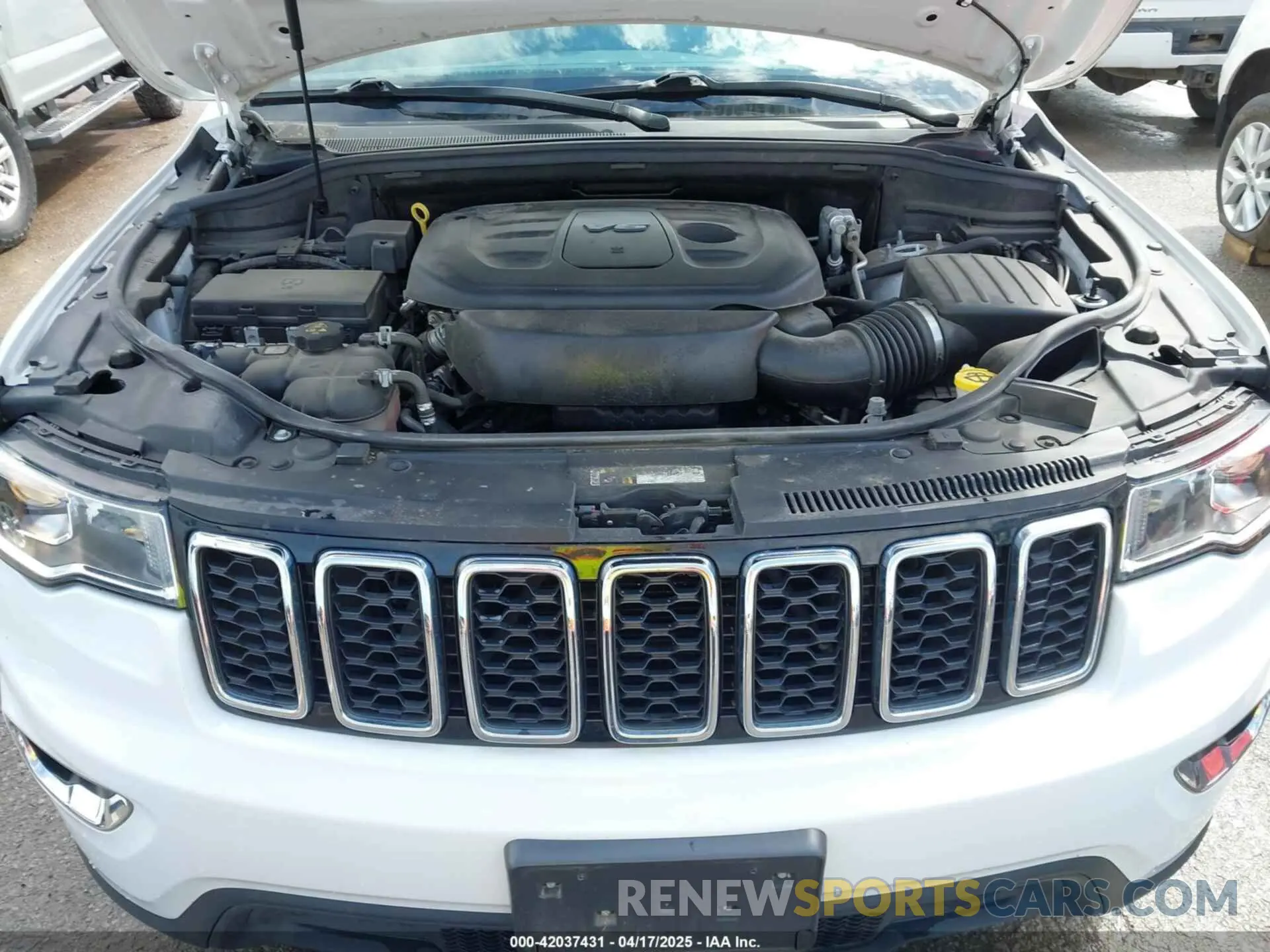 10 Photograph of a damaged car 1C4RJFAG4LC292886 JEEP GRAND CHEROKEE 2020