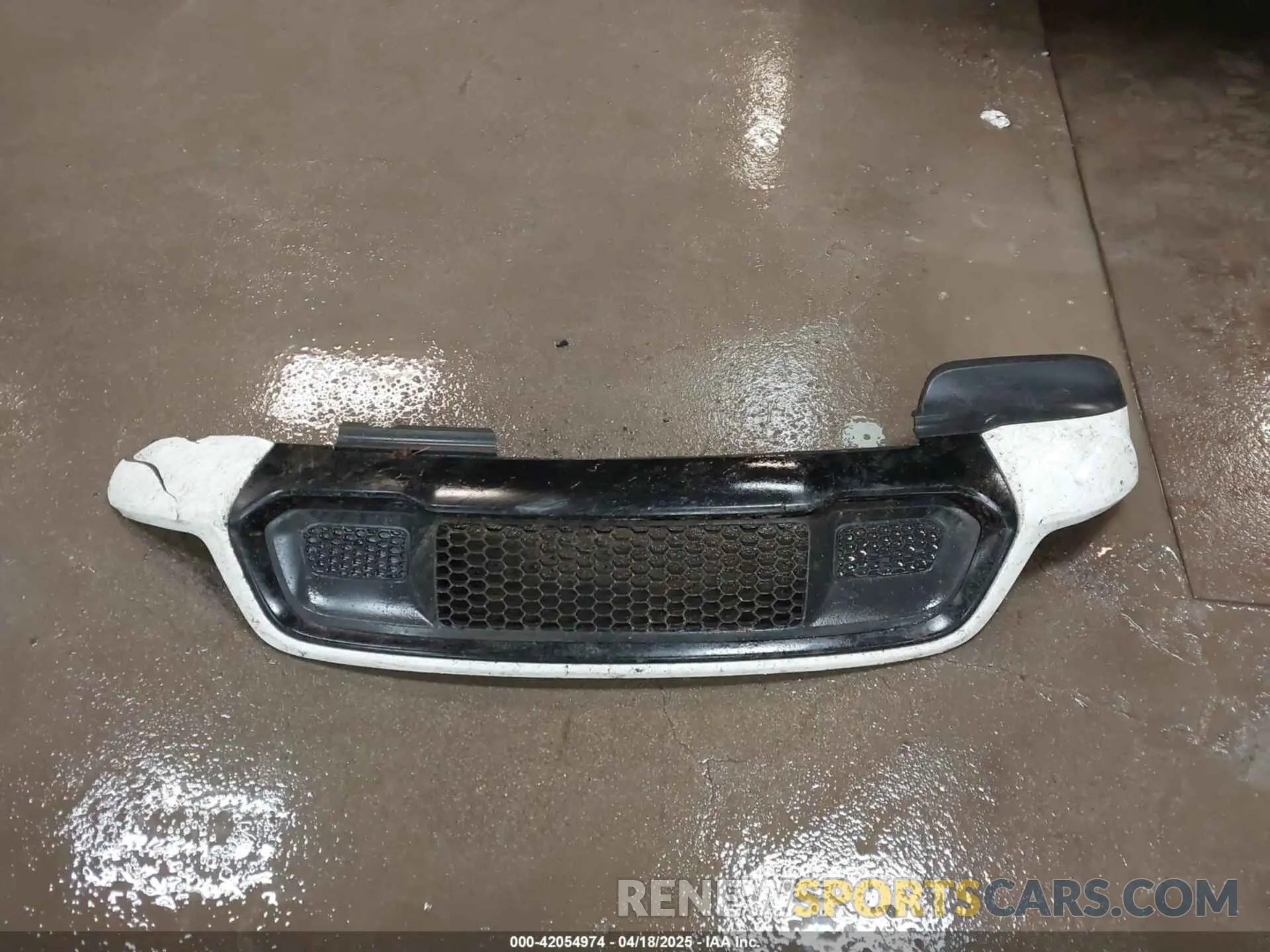 12 Photograph of a damaged car 1C4RJFAG4LC361298 JEEP GRAND CHEROKEE 2020