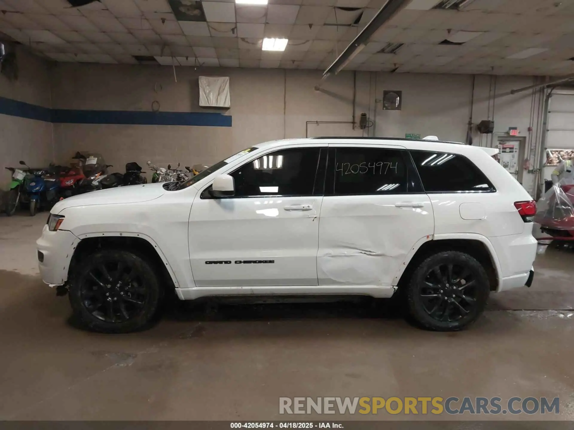 15 Photograph of a damaged car 1C4RJFAG4LC361298 JEEP GRAND CHEROKEE 2020