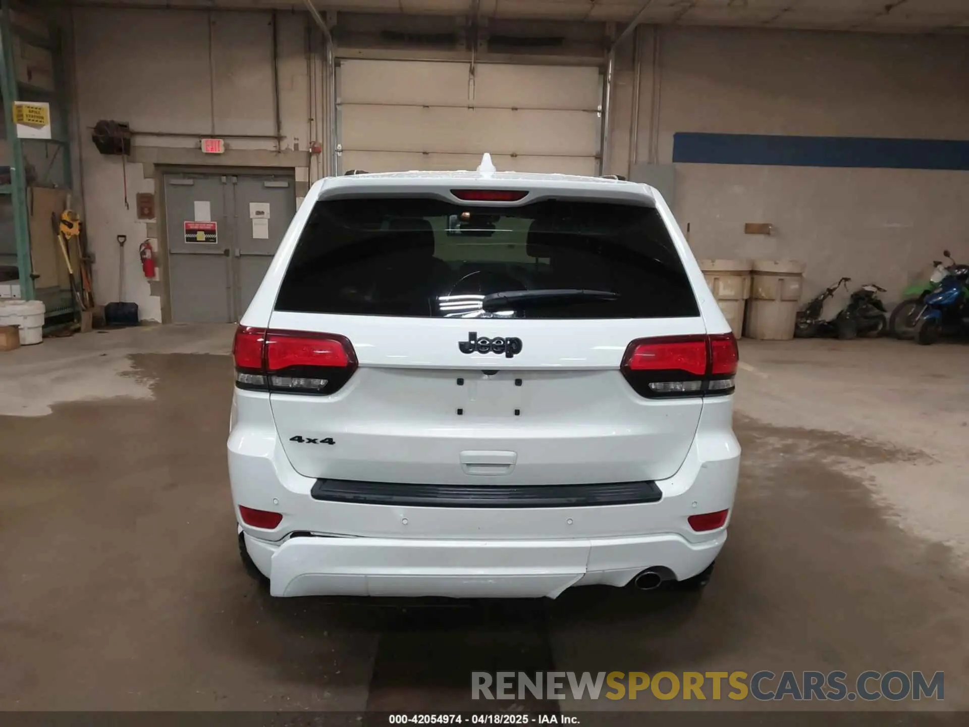 17 Photograph of a damaged car 1C4RJFAG4LC361298 JEEP GRAND CHEROKEE 2020