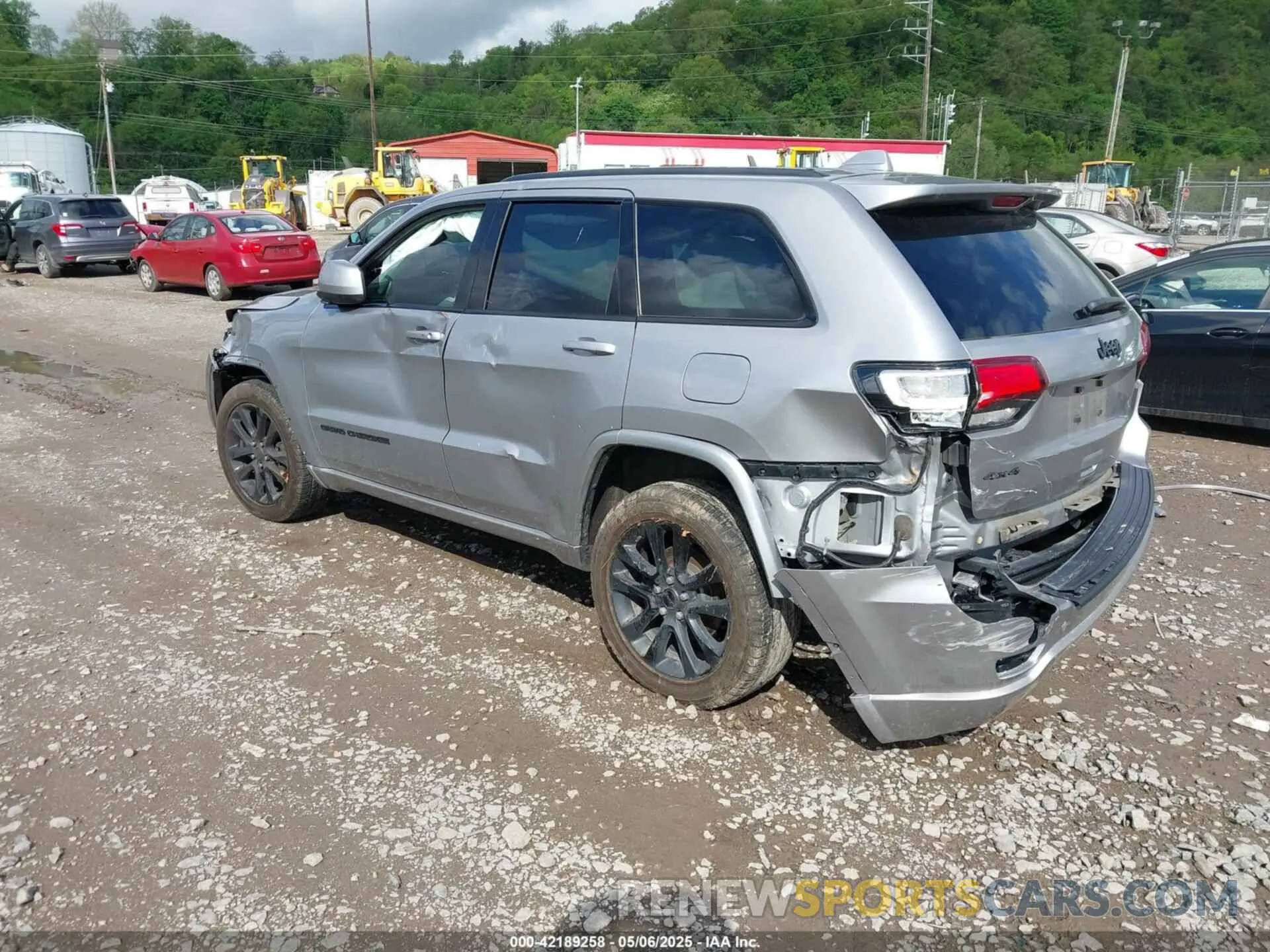 3 Photograph of a damaged car 1C4RJFAG5LC207134 JEEP GRAND CHEROKEE 2020