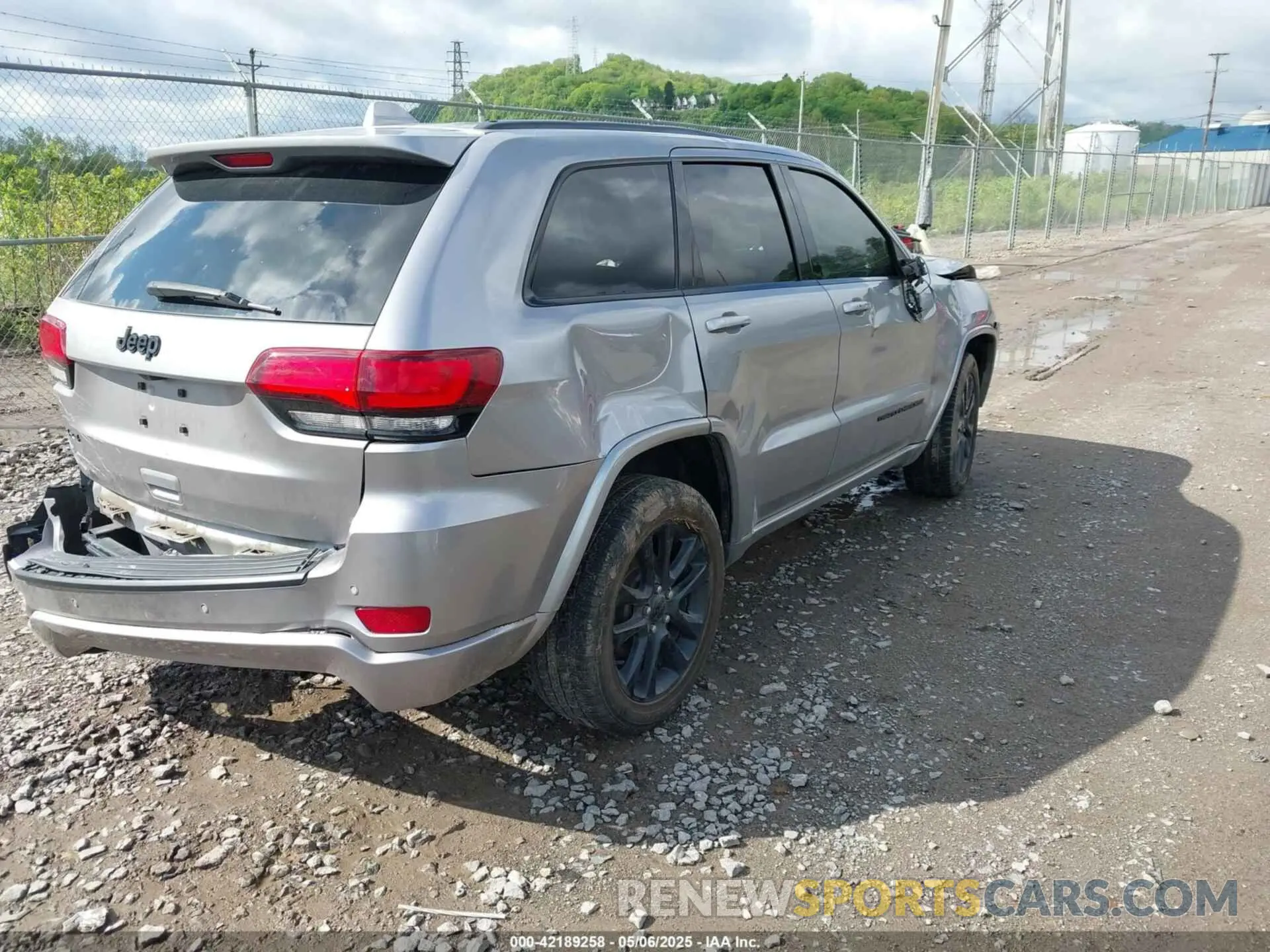 4 Photograph of a damaged car 1C4RJFAG5LC207134 JEEP GRAND CHEROKEE 2020