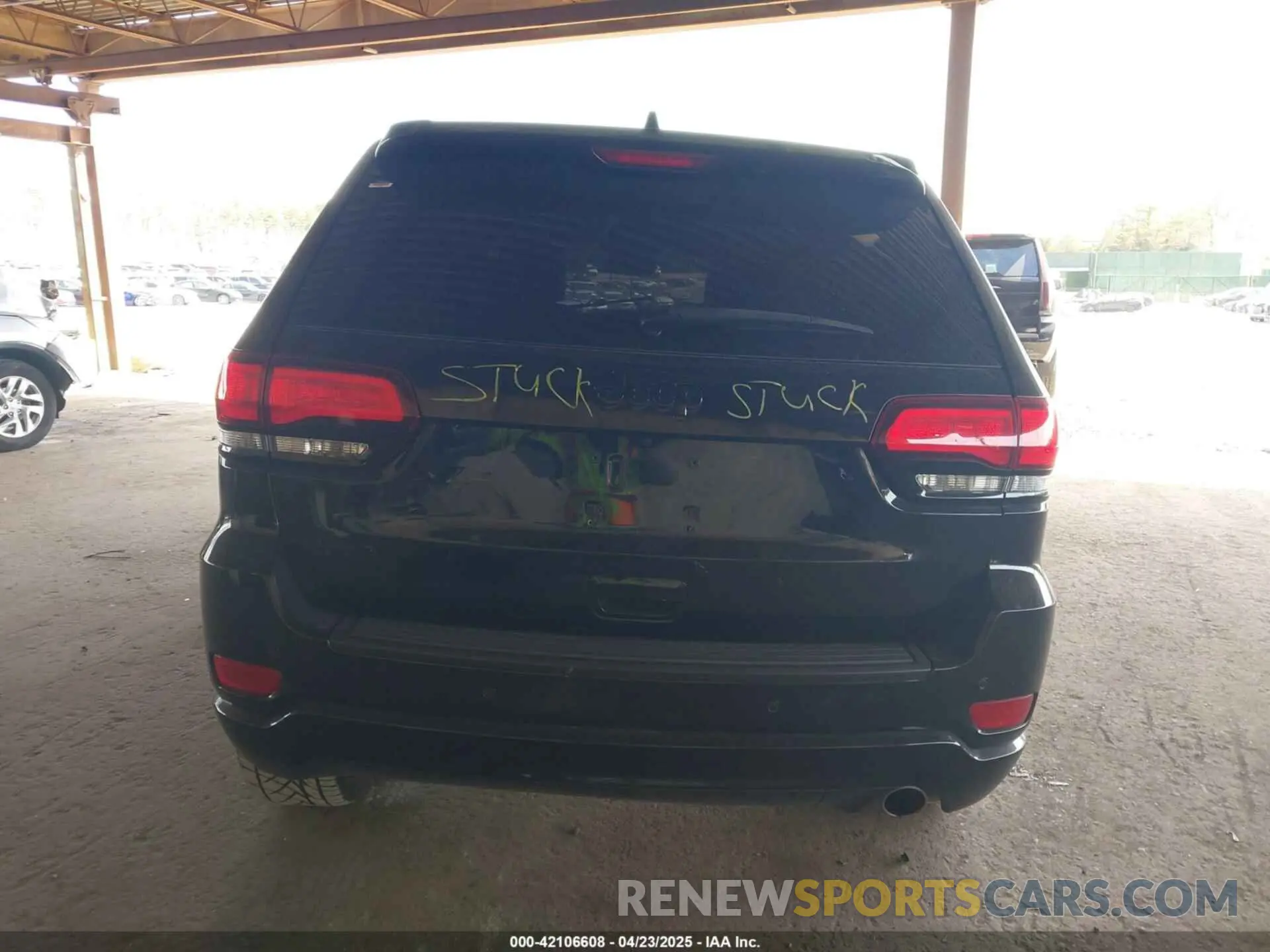17 Photograph of a damaged car 1C4RJFAG7LC112347 JEEP GRAND CHEROKEE 2020