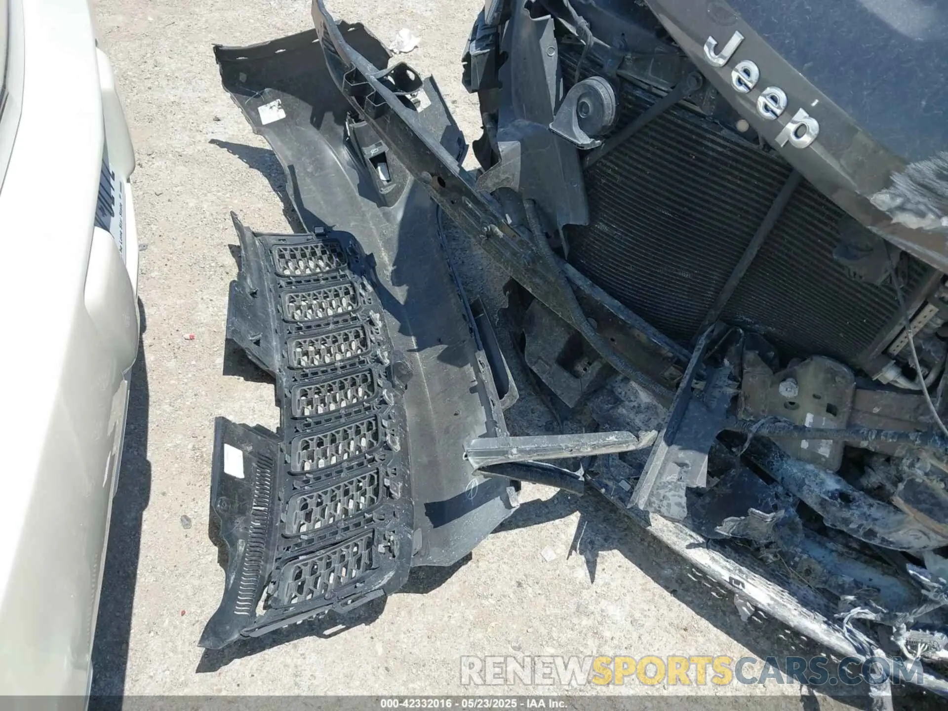 11 Photograph of a damaged car 1C4RJFAG7LC323127 JEEP GRAND CHEROKEE 2020