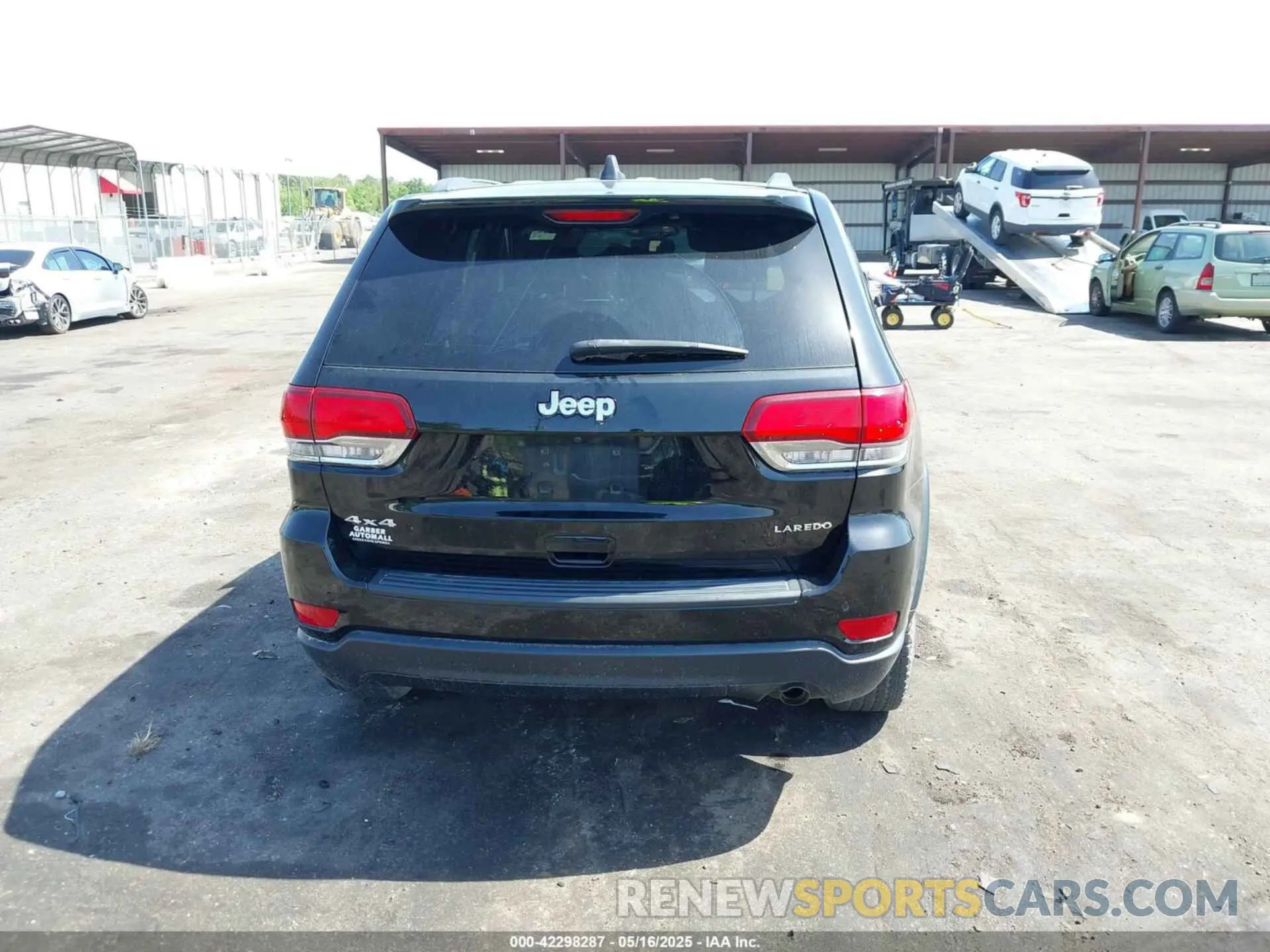 17 Photograph of a damaged car 1C4RJFAGXLC219294 JEEP GRAND CHEROKEE 2020