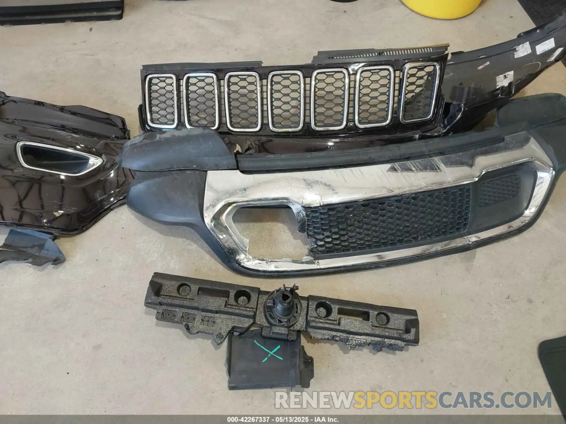 12 Photograph of a damaged car 1C4RJFBG3LC116667 JEEP GRAND CHEROKEE 2020