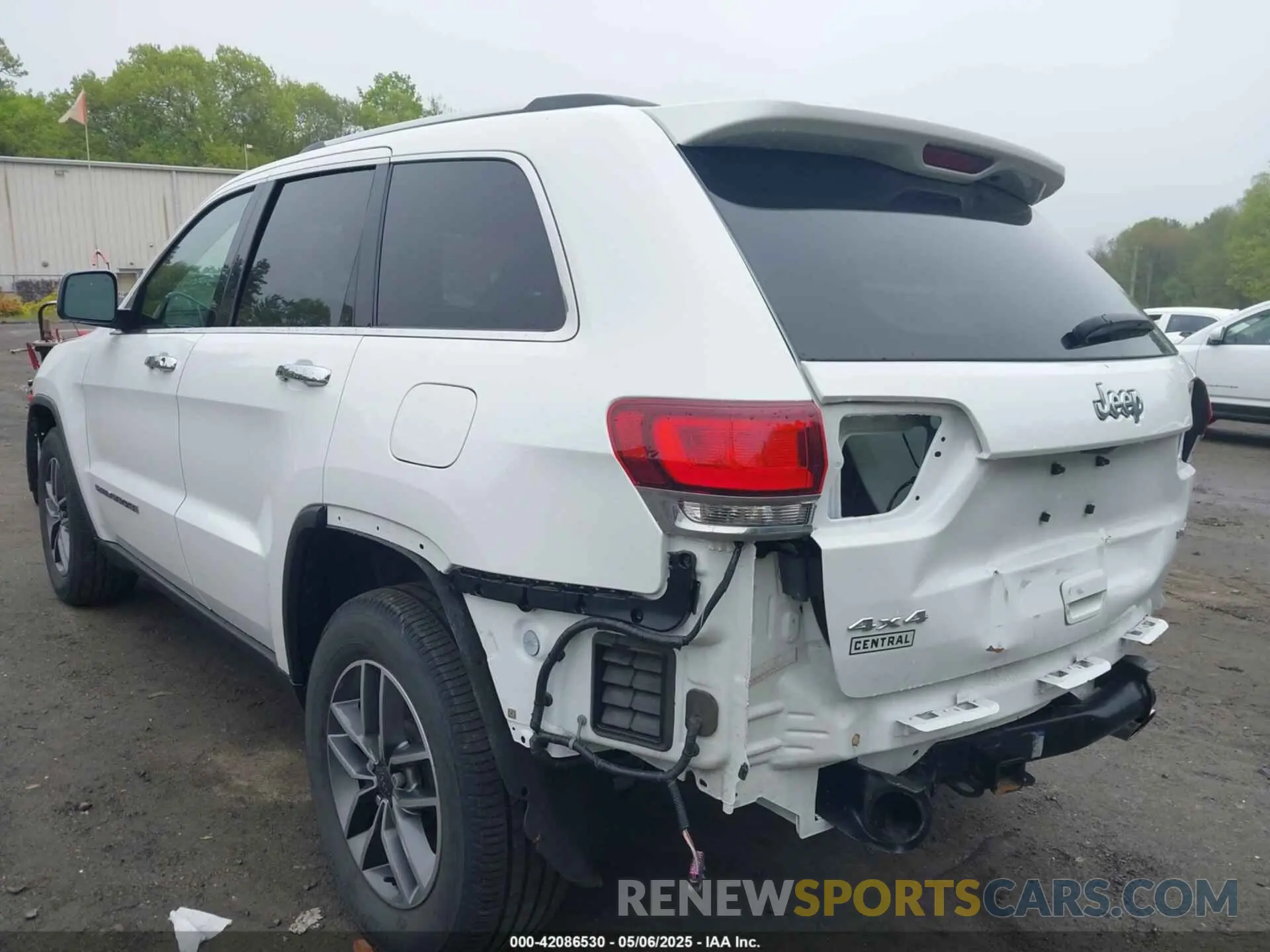 3 Photograph of a damaged car 1C4RJFBG6LC167435 JEEP GRAND CHEROKEE 2020