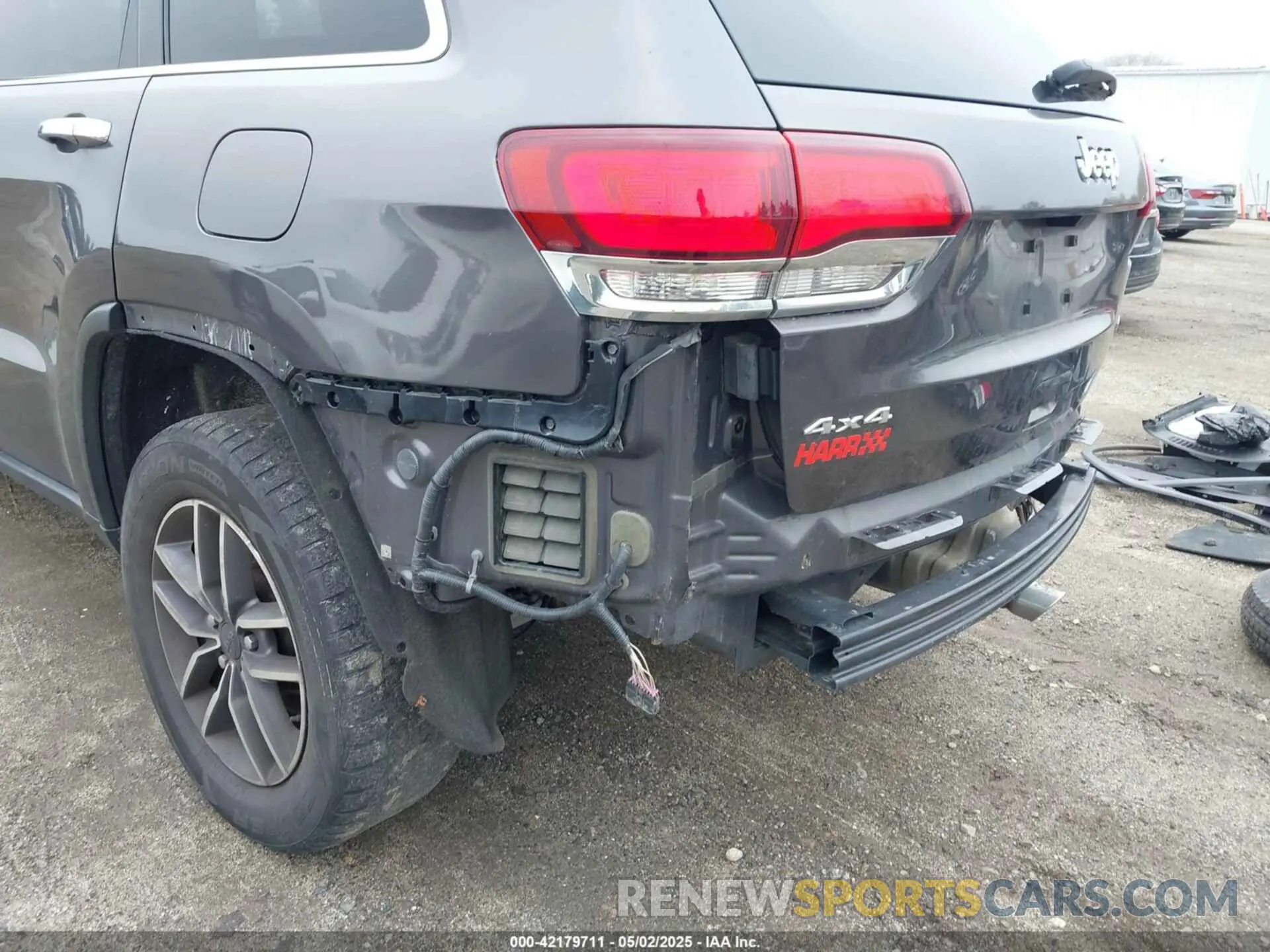 21 Photograph of a damaged car 1C4RJFBG9LC413894 JEEP GRAND CHEROKEE 2020