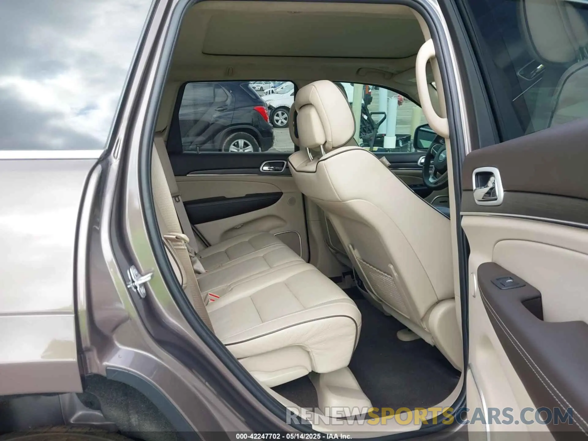 8 Photograph of a damaged car 1C4RJFJG1LC170714 JEEP GRAND CHEROKEE 2020