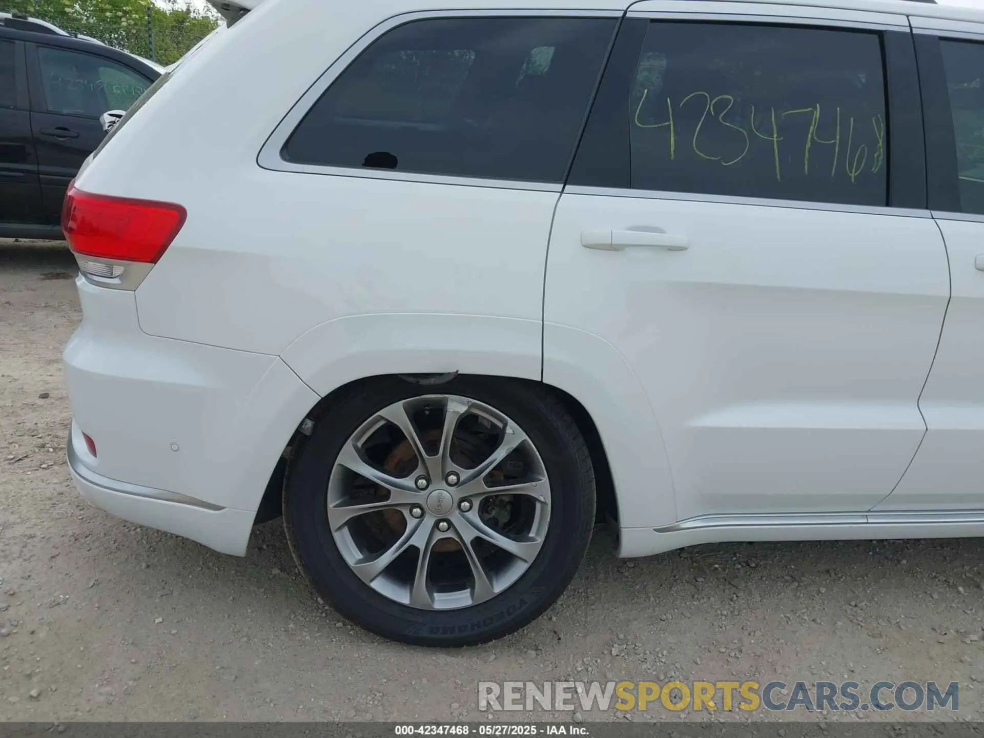 19 Photograph of a damaged car 1C4RJFJG9LC137315 JEEP GRAND CHEROKEE 2020