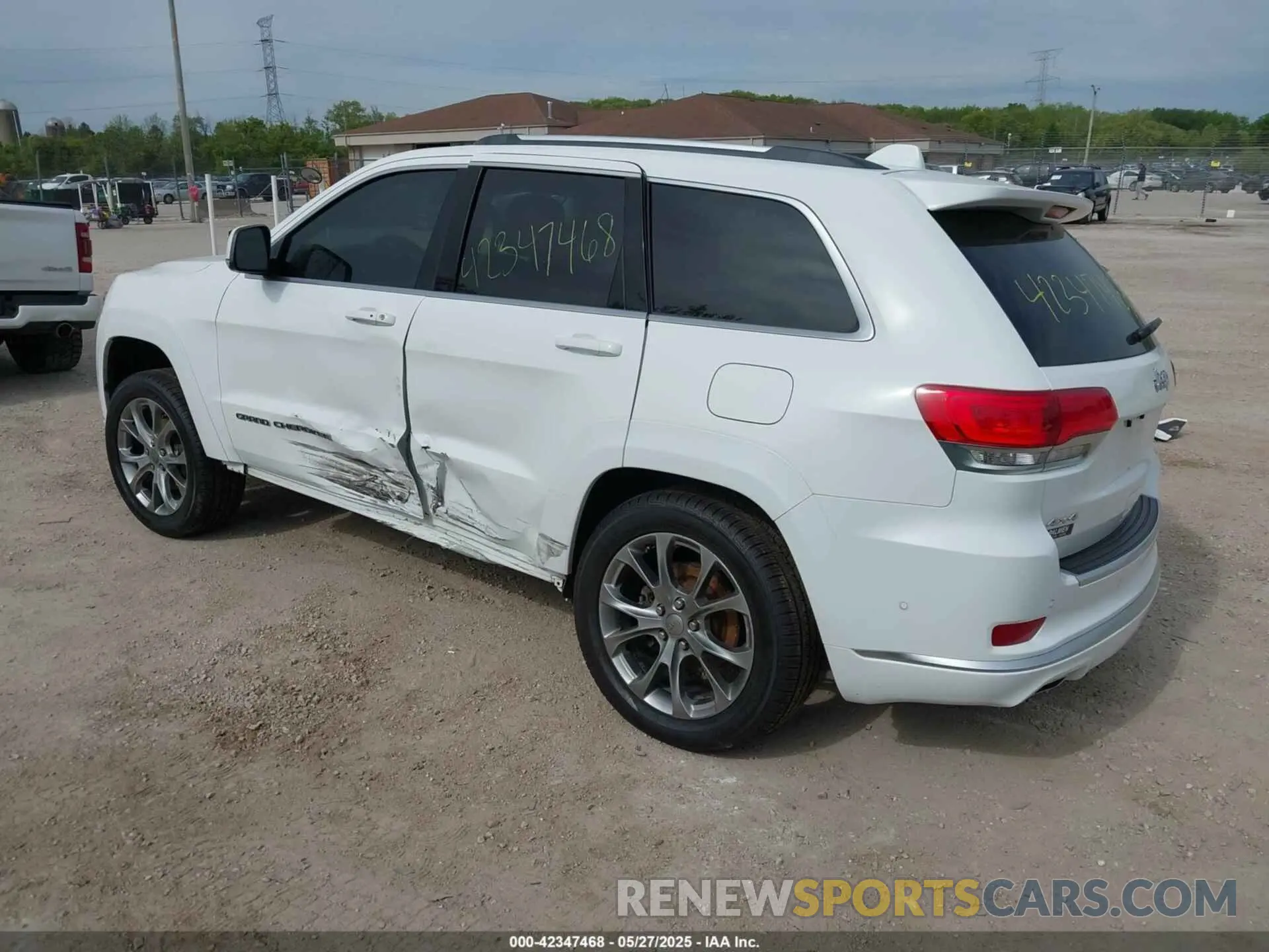 3 Photograph of a damaged car 1C4RJFJG9LC137315 JEEP GRAND CHEROKEE 2020