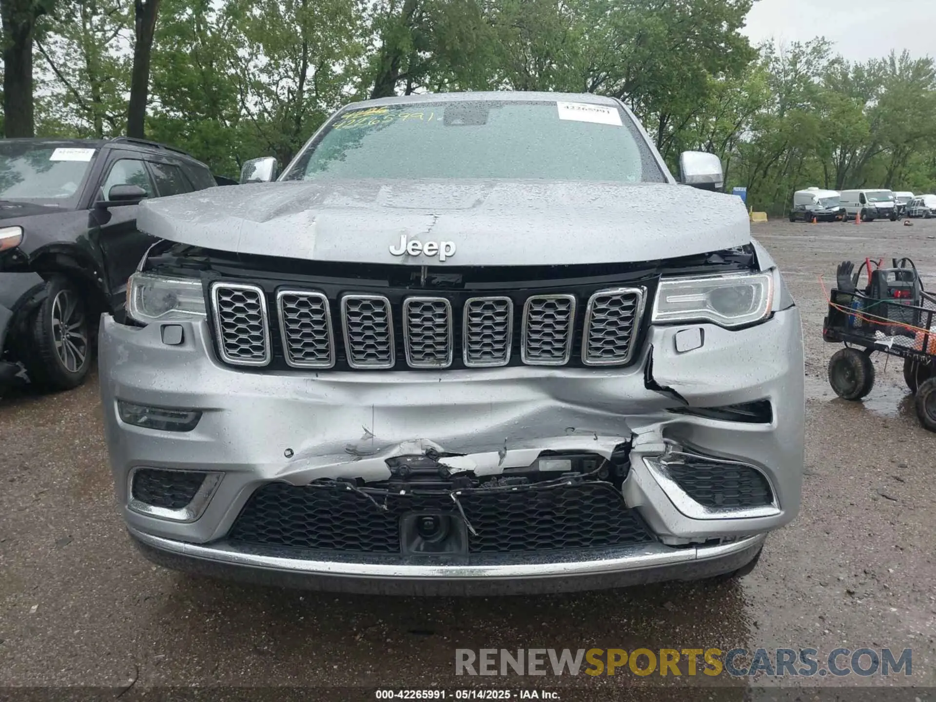 12 Photograph of a damaged car 1C4RJFJT4LC137073 JEEP GRAND CHEROKEE 2020