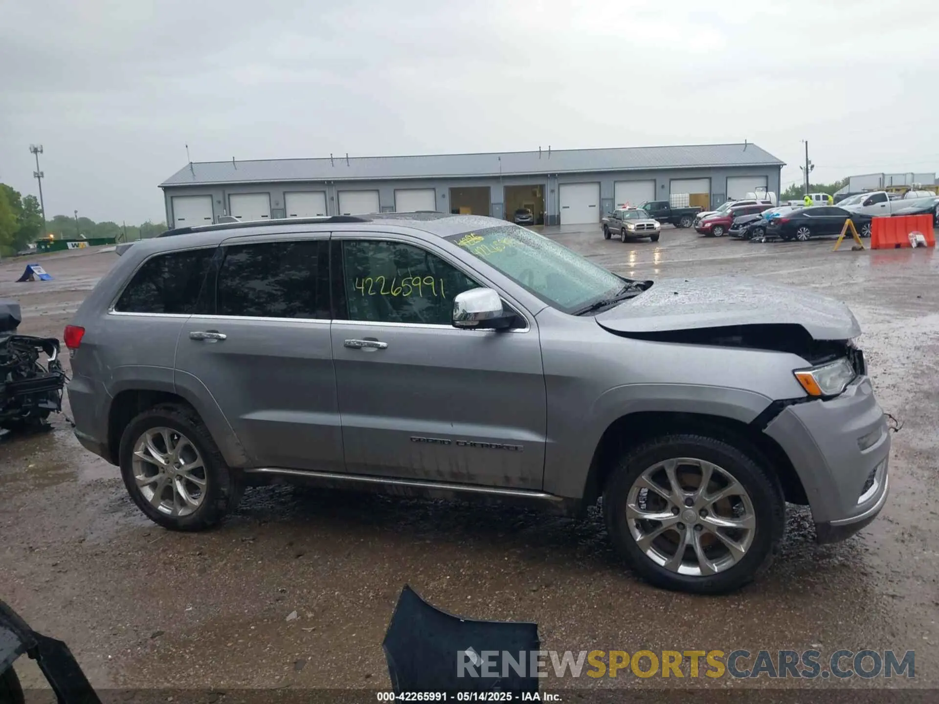 13 Photograph of a damaged car 1C4RJFJT4LC137073 JEEP GRAND CHEROKEE 2020