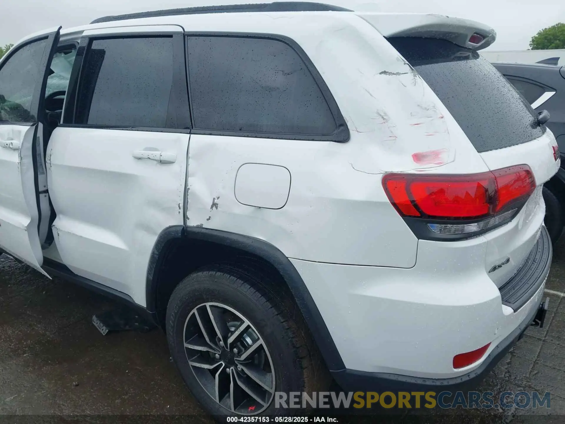 12 Photograph of a damaged car 1C4RJFLT6LC419292 JEEP GRAND CHEROKEE 2020