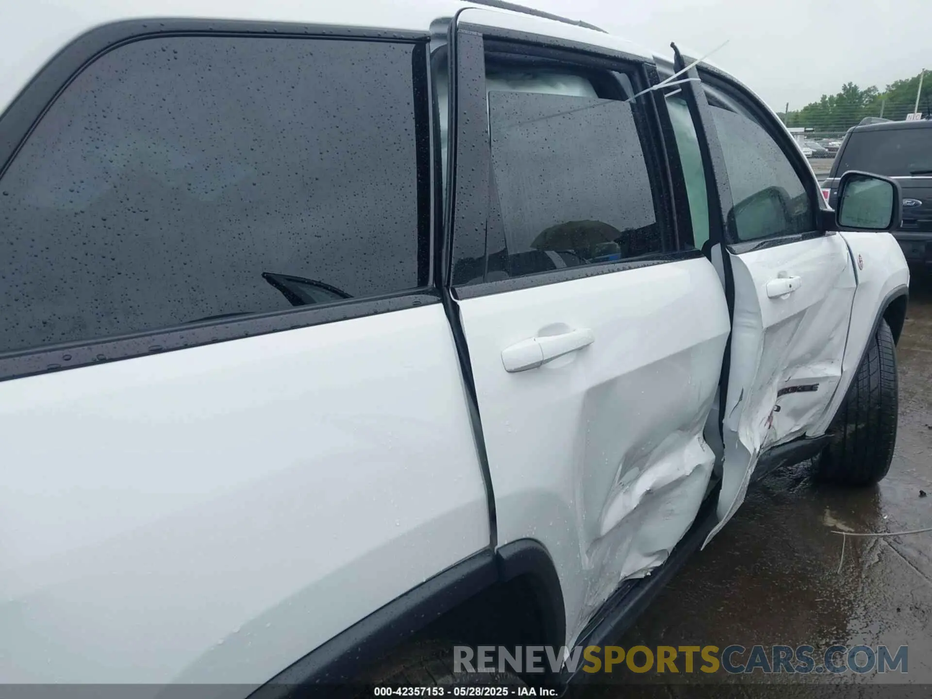 13 Photograph of a damaged car 1C4RJFLT6LC419292 JEEP GRAND CHEROKEE 2020