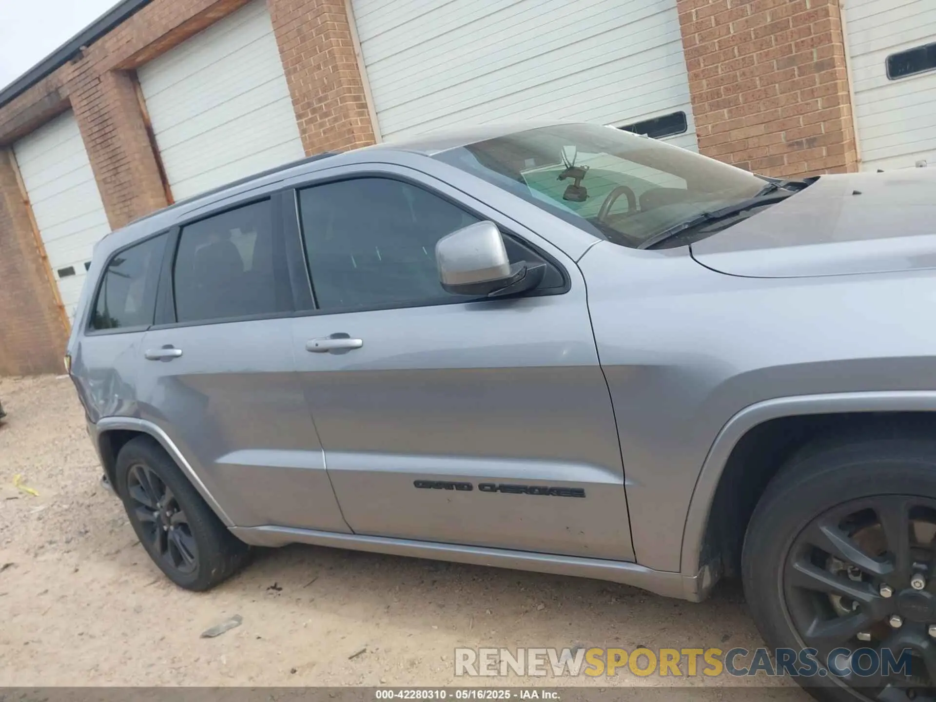 13 Photograph of a damaged car 1C4RJEAG0MC625113 JEEP GRAND CHEROKEE 2021