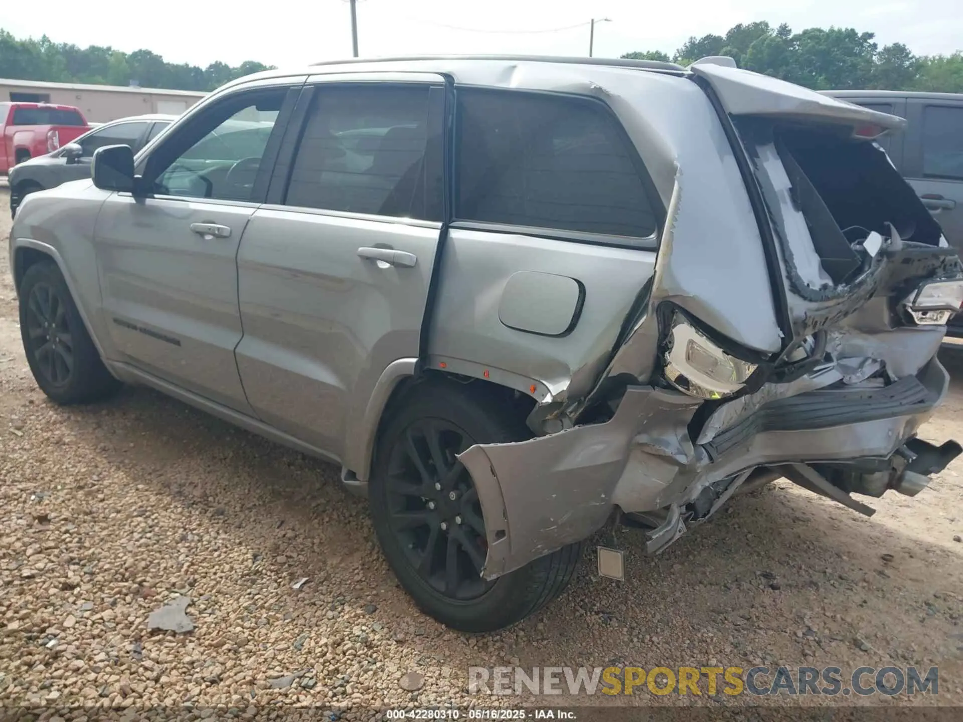 3 Photograph of a damaged car 1C4RJEAG0MC625113 JEEP GRAND CHEROKEE 2021