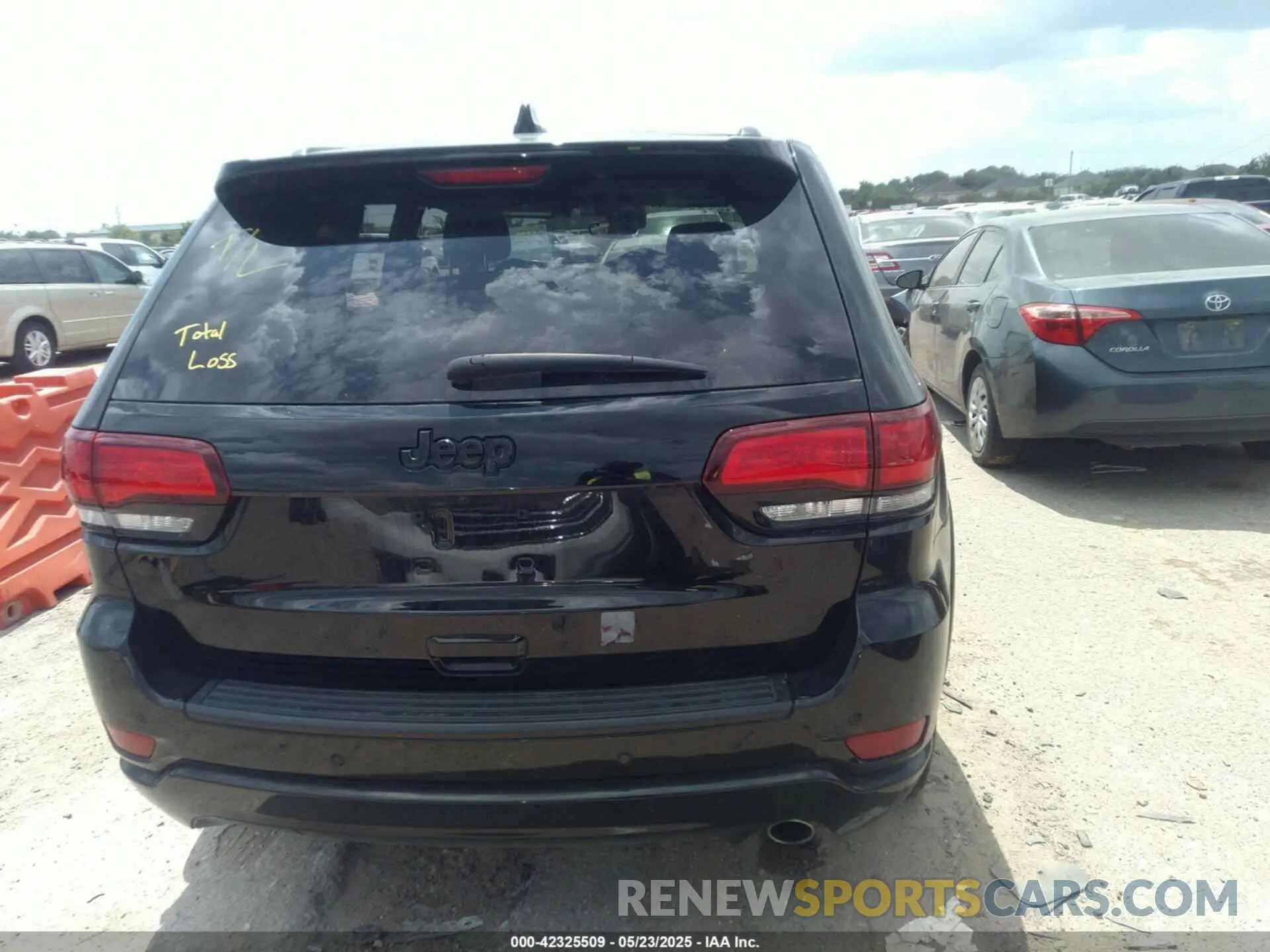 17 Photograph of a damaged car 1C4RJEAG0MC814070 JEEP GRAND CHEROKEE 2021
