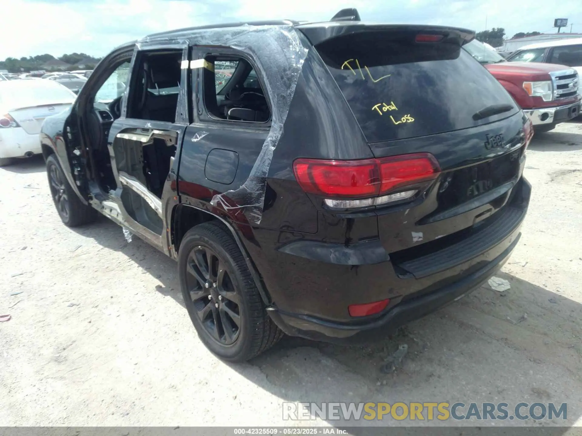 3 Photograph of a damaged car 1C4RJEAG0MC814070 JEEP GRAND CHEROKEE 2021