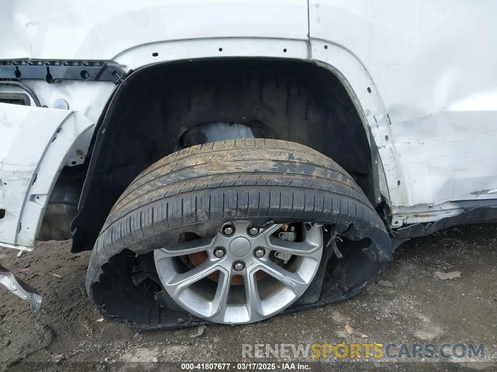 18 Photograph of a damaged car 1C4RJEAG3MC712147 JEEP GRAND CHEROKEE 2021