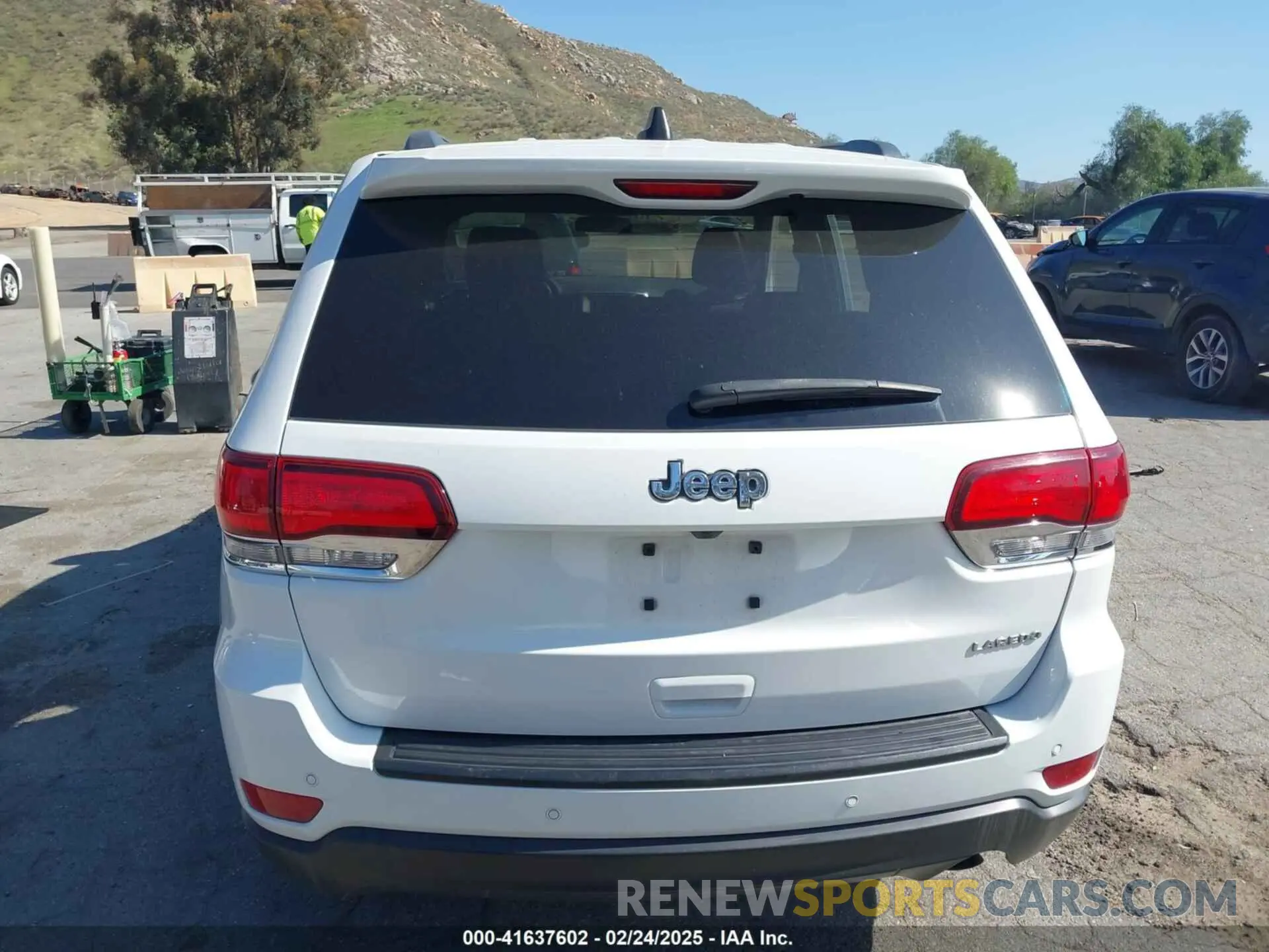 17 Photograph of a damaged car 1C4RJEAG3MC714500 JEEP GRAND CHEROKEE 2021