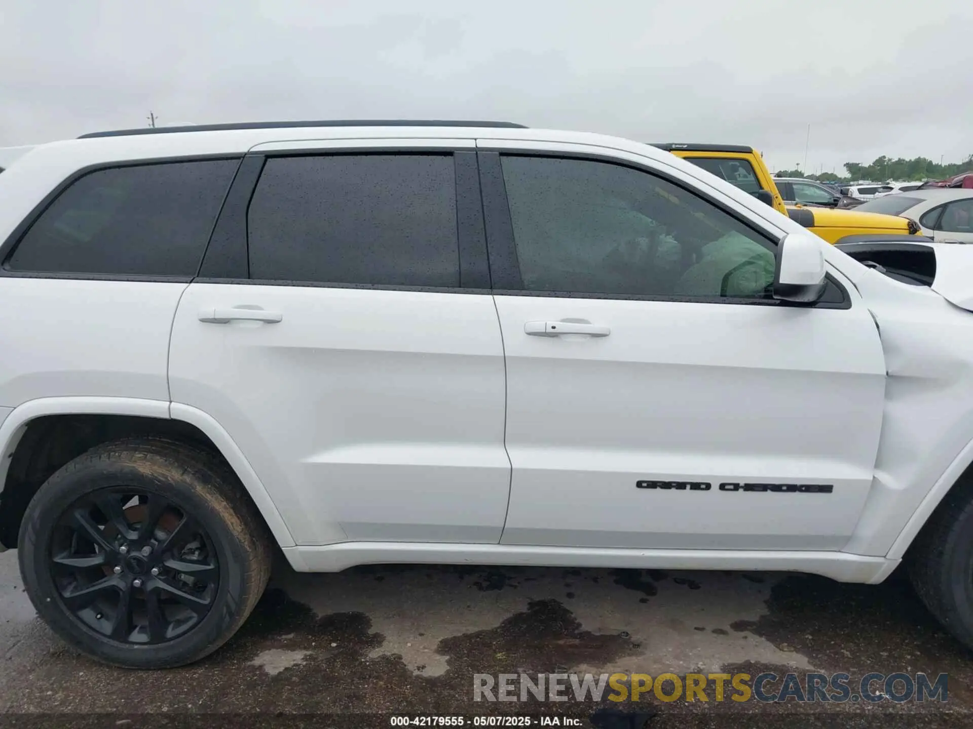 13 Photograph of a damaged car 1C4RJEAG4MC597428 JEEP GRAND CHEROKEE 2021
