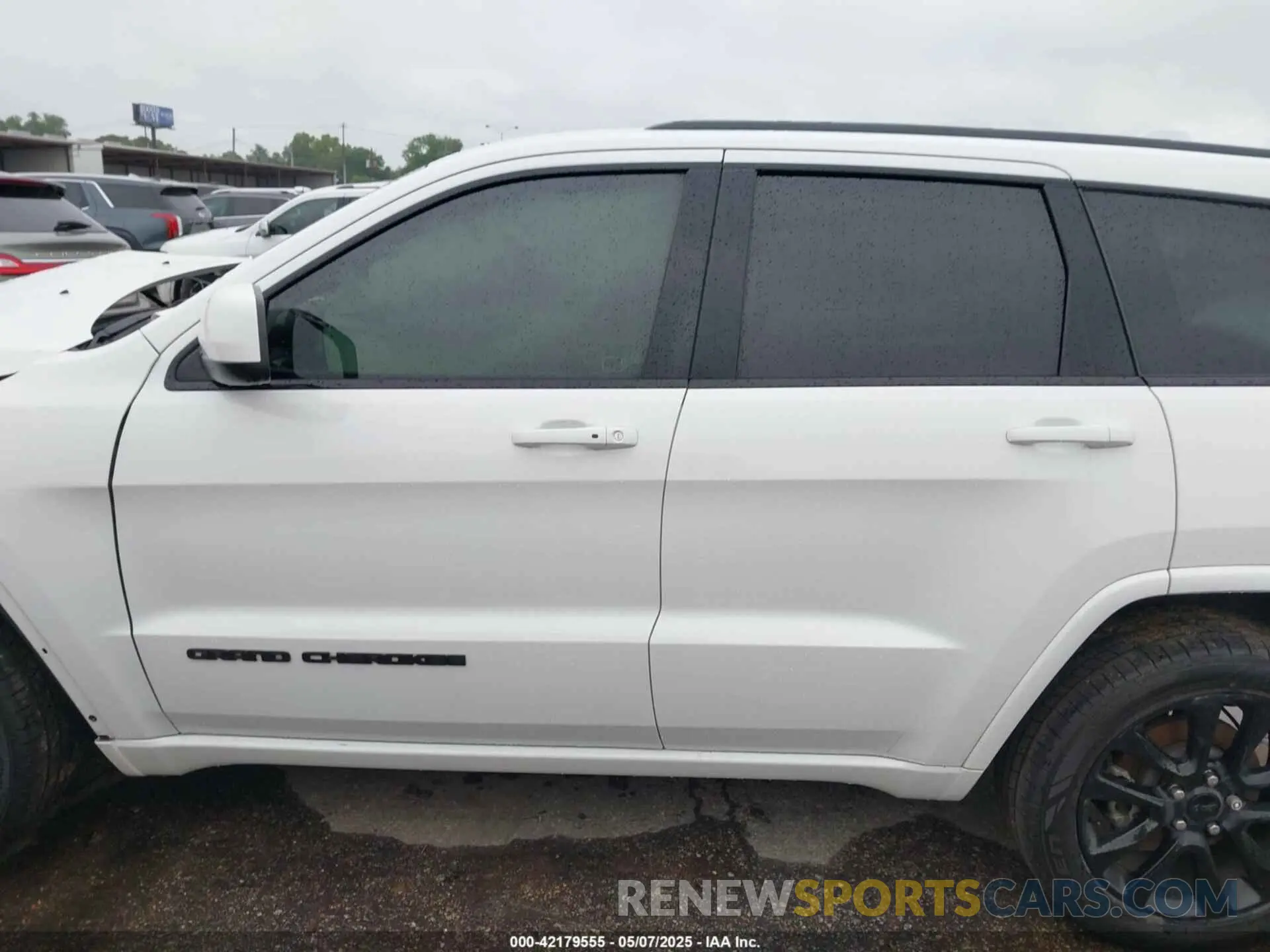 14 Photograph of a damaged car 1C4RJEAG4MC597428 JEEP GRAND CHEROKEE 2021