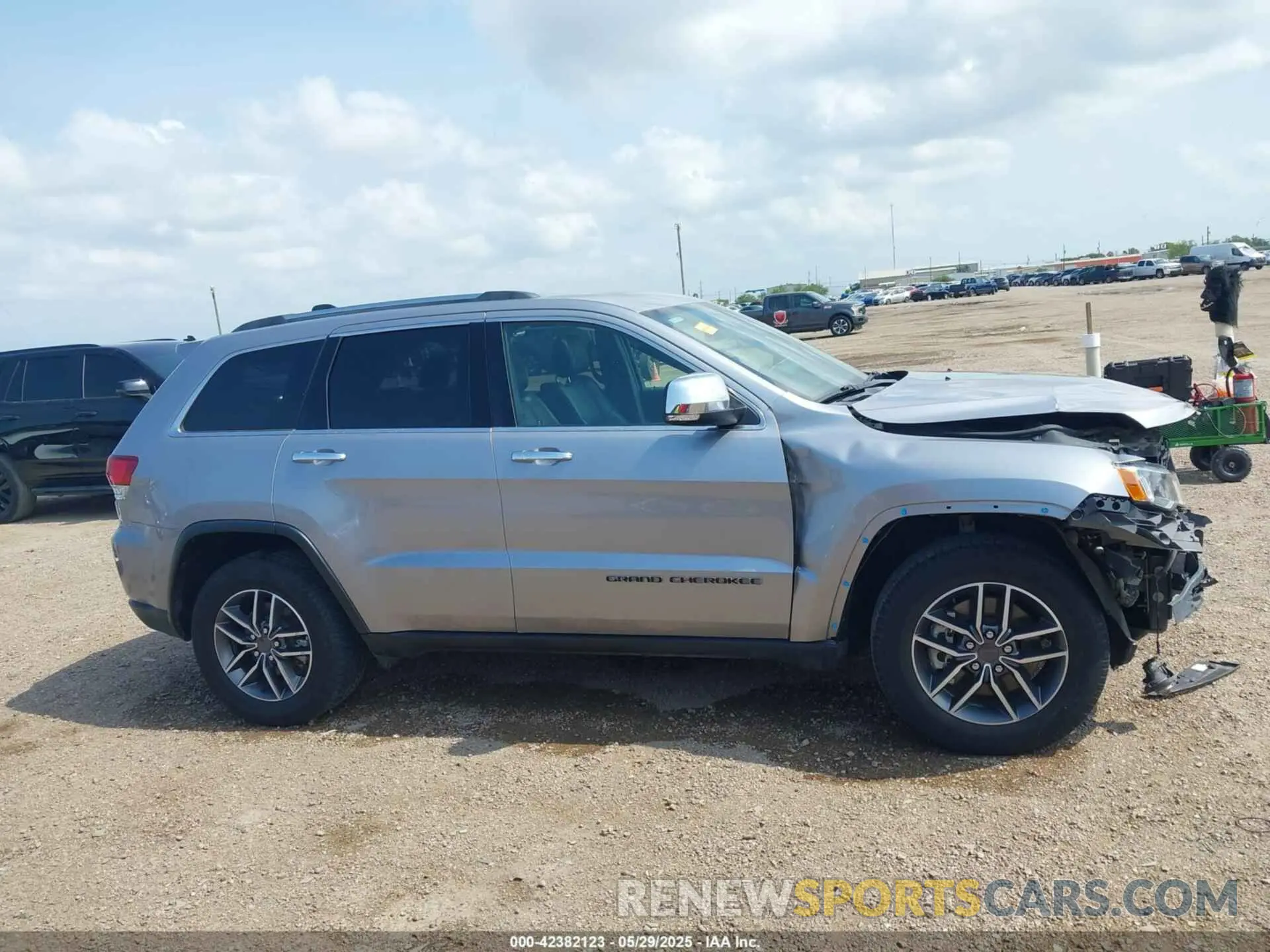 14 Photograph of a damaged car 1C4RJEBG4MC679383 JEEP GRAND CHEROKEE 2021