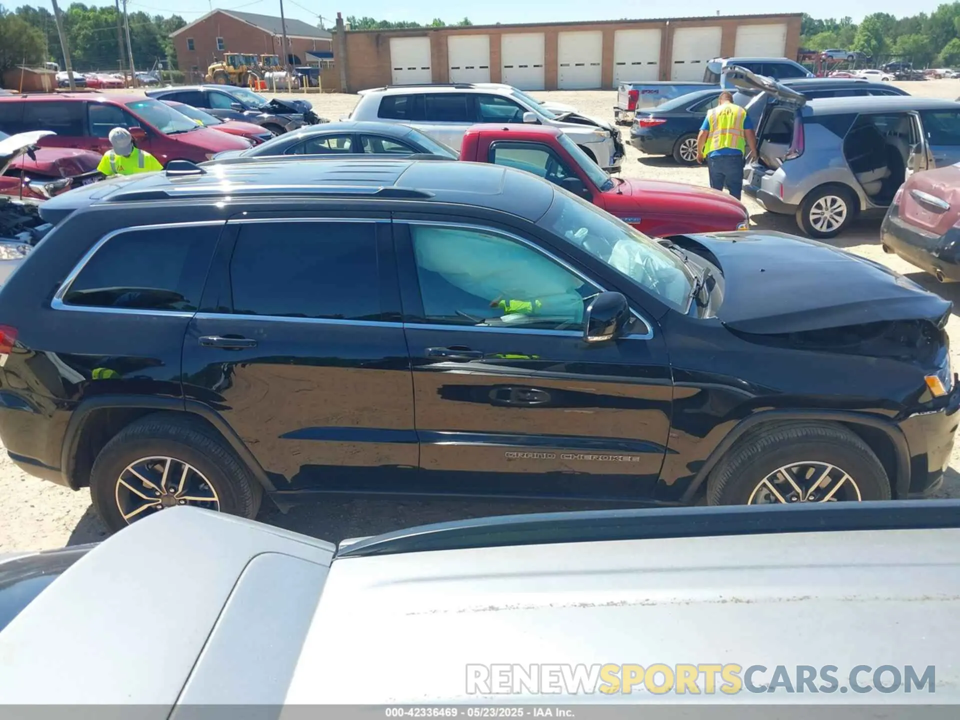 13 Photograph of a damaged car 1C4RJEBG8MC874113 JEEP GRAND CHEROKEE 2021