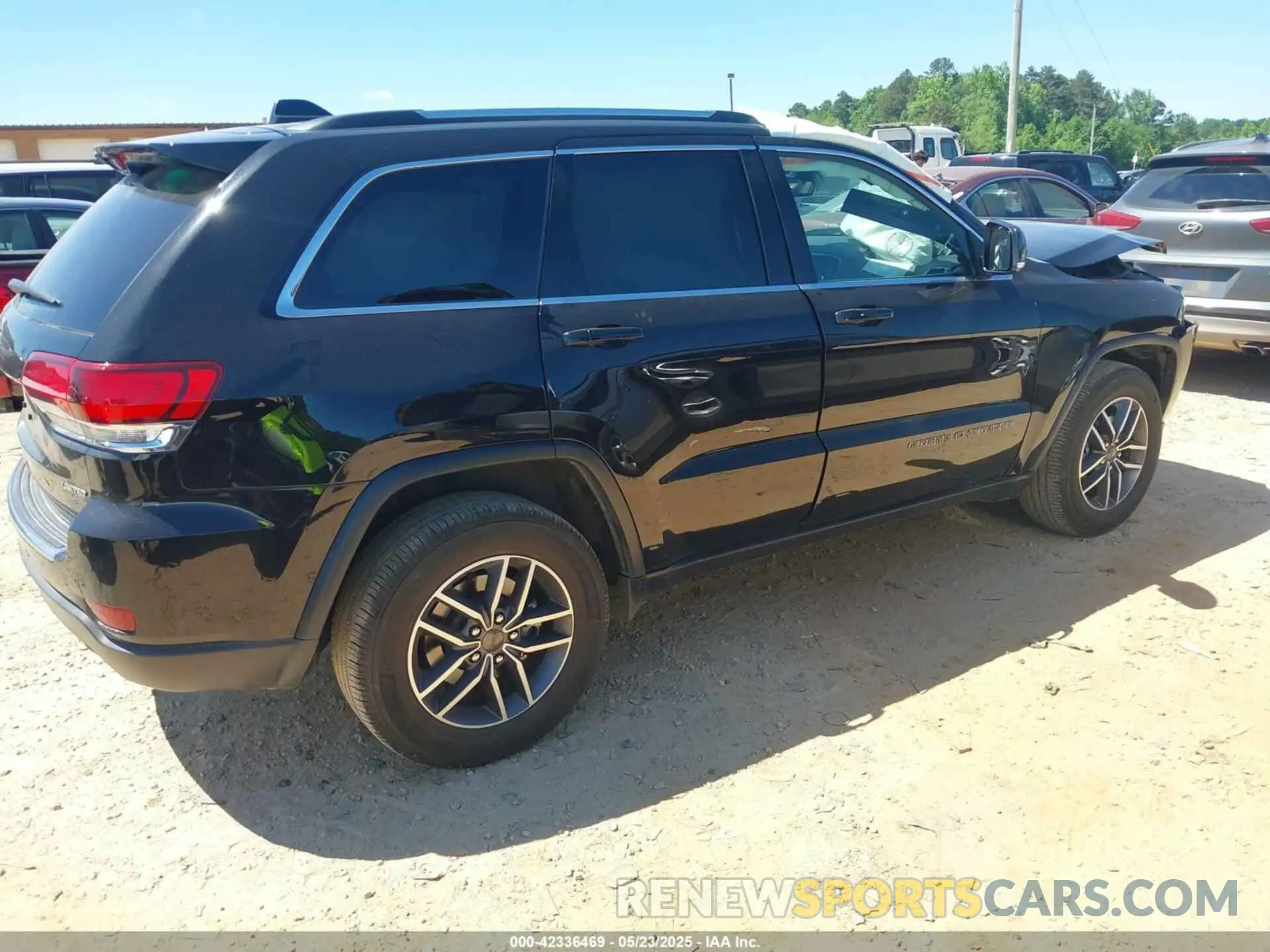 4 Photograph of a damaged car 1C4RJEBG8MC874113 JEEP GRAND CHEROKEE 2021