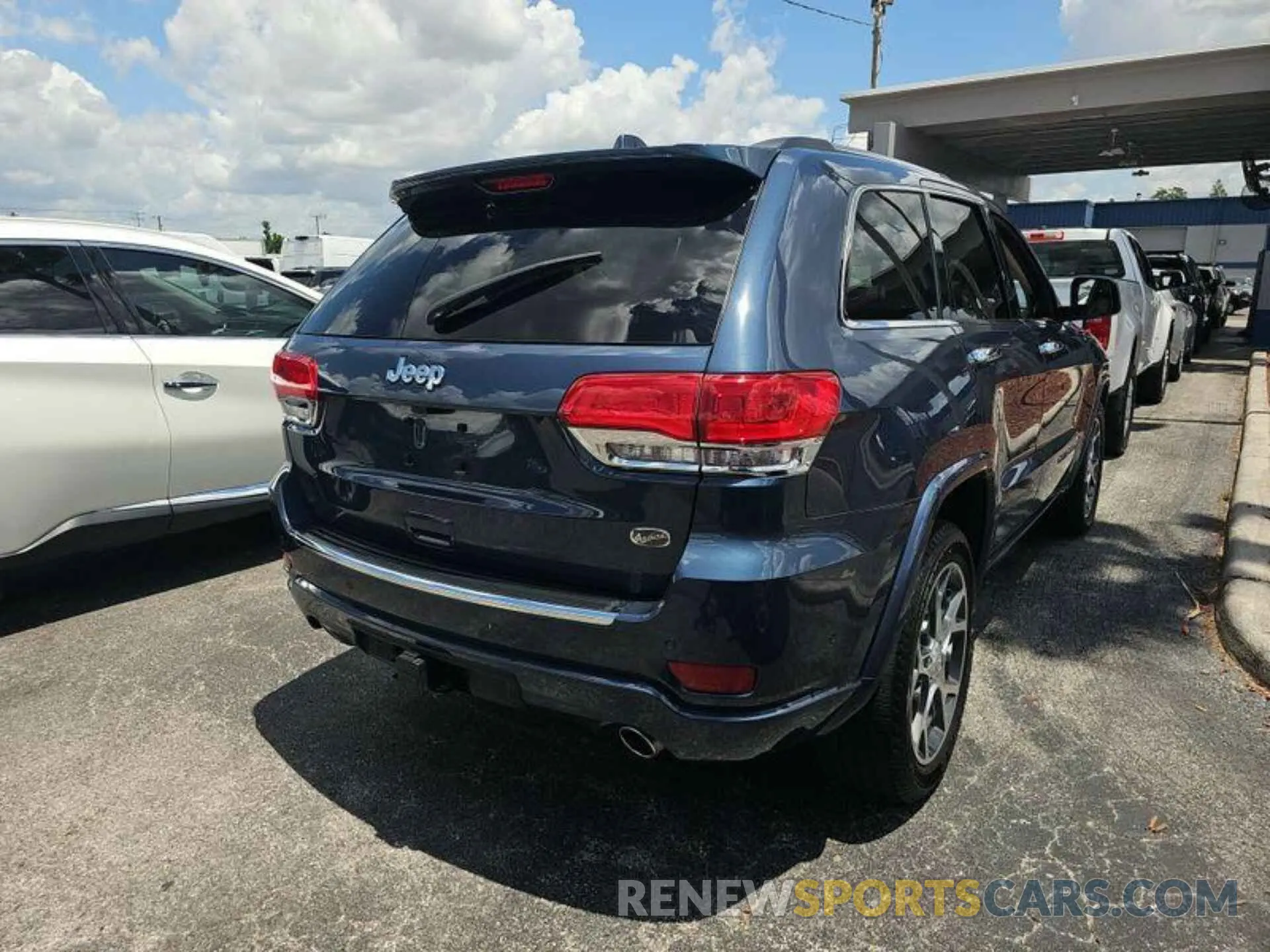 18 Photograph of a damaged car 1C4RJECG4MC511063 JEEP GRAND CHEROKEE 2021