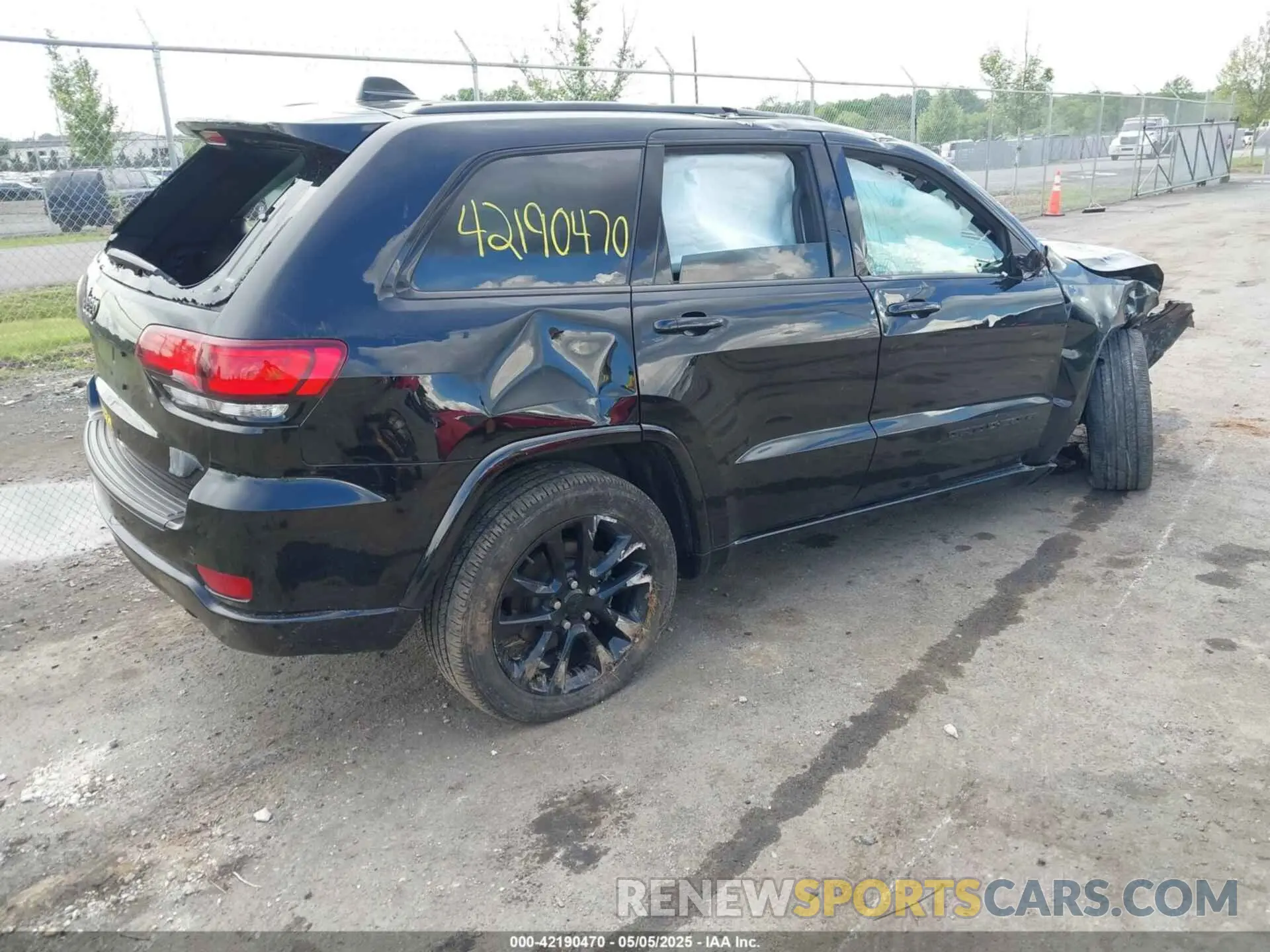 4 Photograph of a damaged car 1C4RJFAG6MC623212 JEEP GRAND CHEROKEE 2021