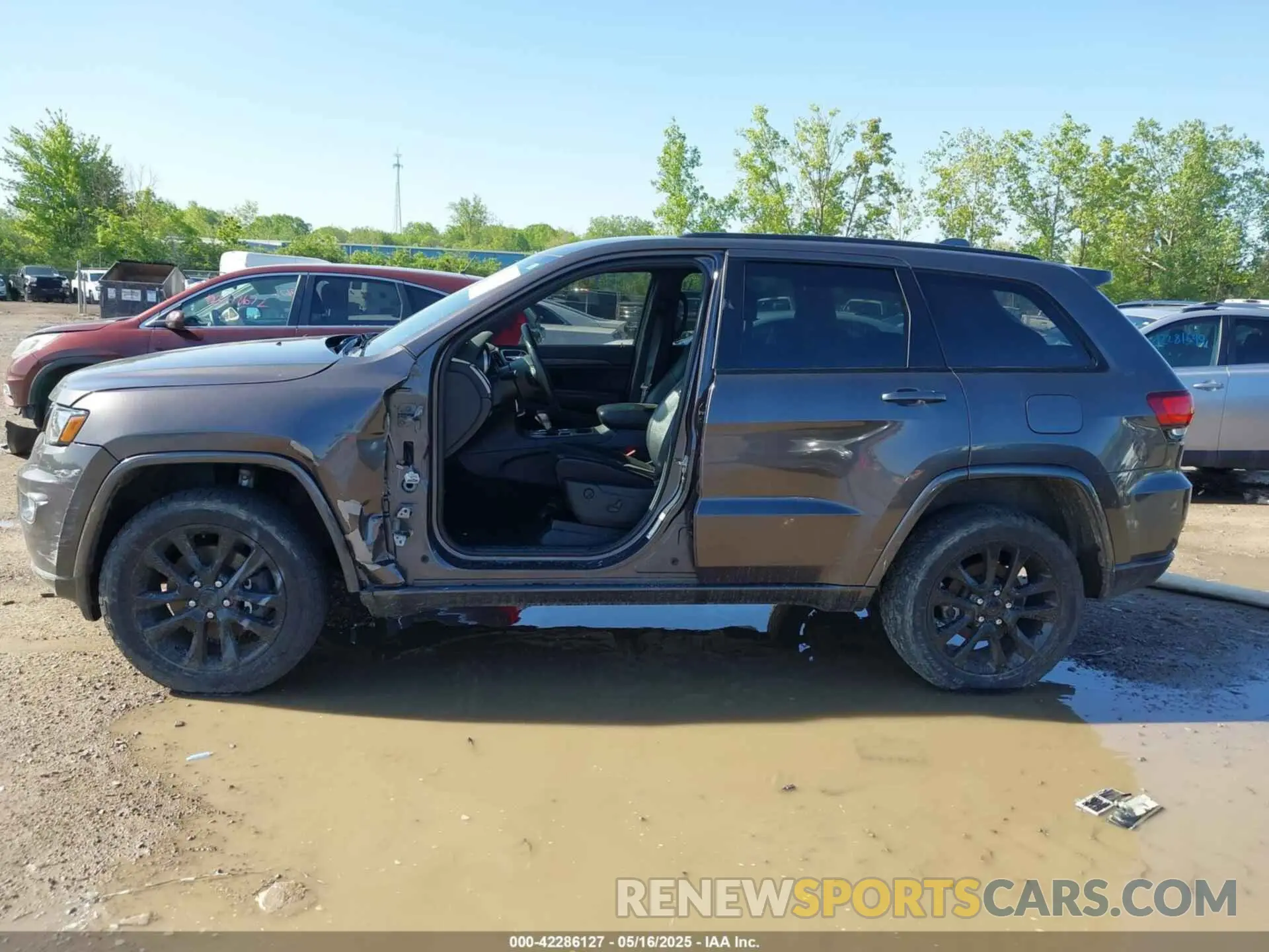 13 Photograph of a damaged car 1C4RJFAG7MC889483 JEEP GRAND CHEROKEE 2021