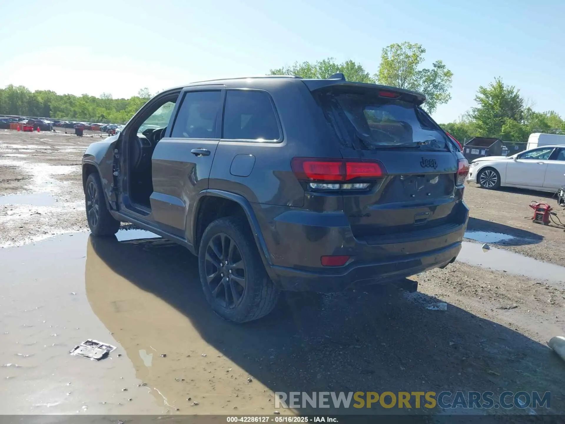 3 Photograph of a damaged car 1C4RJFAG7MC889483 JEEP GRAND CHEROKEE 2021