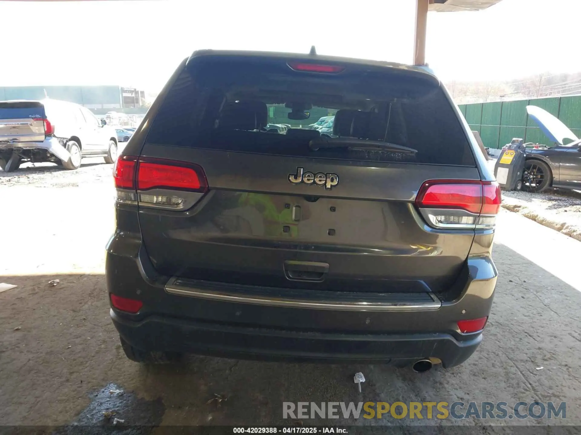 17 Photograph of a damaged car 1C4RJFBG1MC828760 JEEP GRAND CHEROKEE 2021