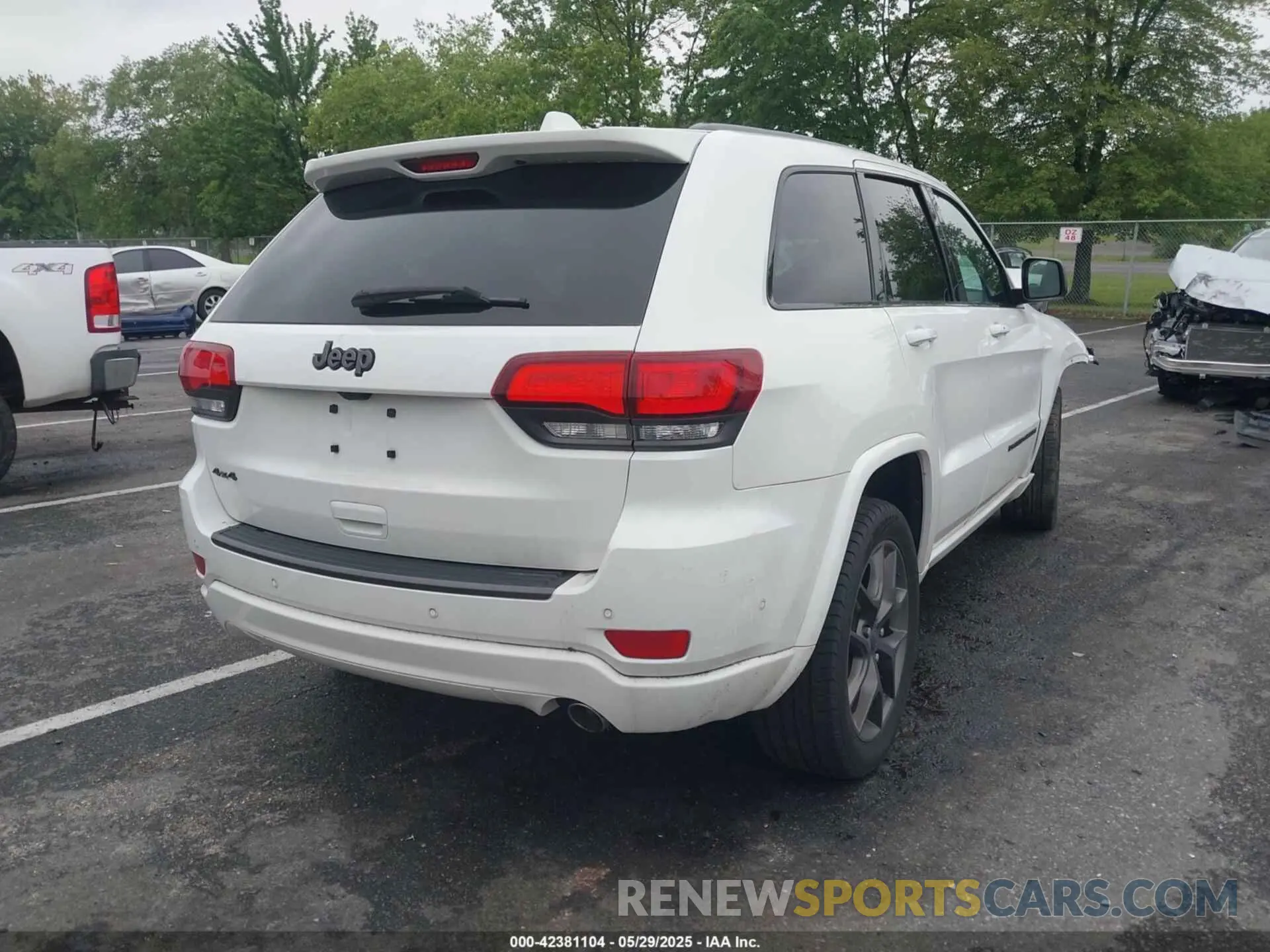 4 Photograph of a damaged car 1C4RJFBG2MC568028 JEEP GRAND CHEROKEE 2021