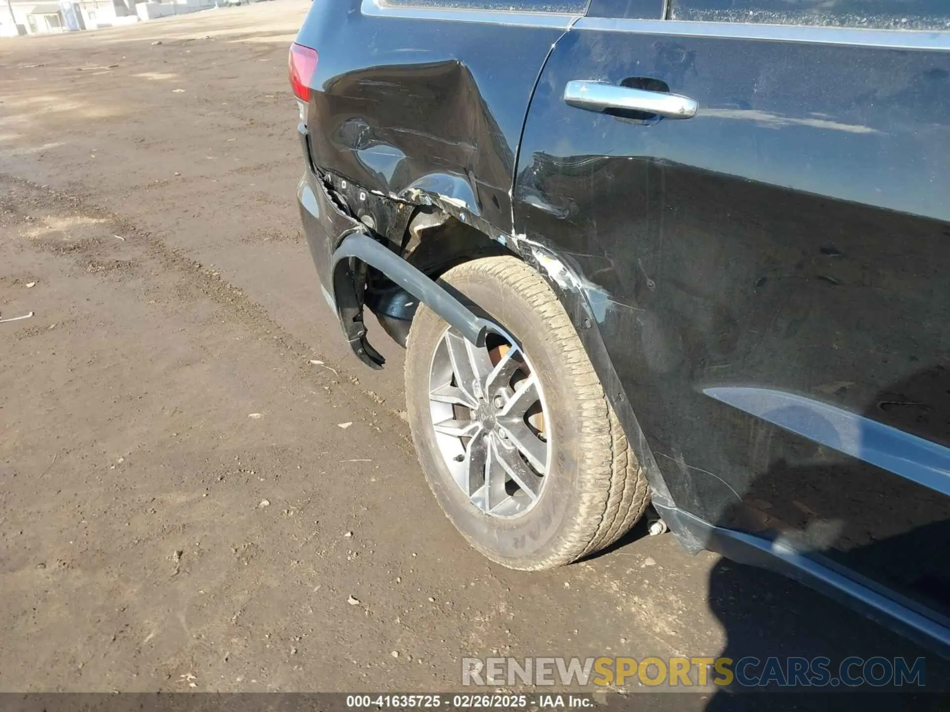 17 Photograph of a damaged car 1C4RJFBG4MC504136 JEEP GRAND CHEROKEE 2021