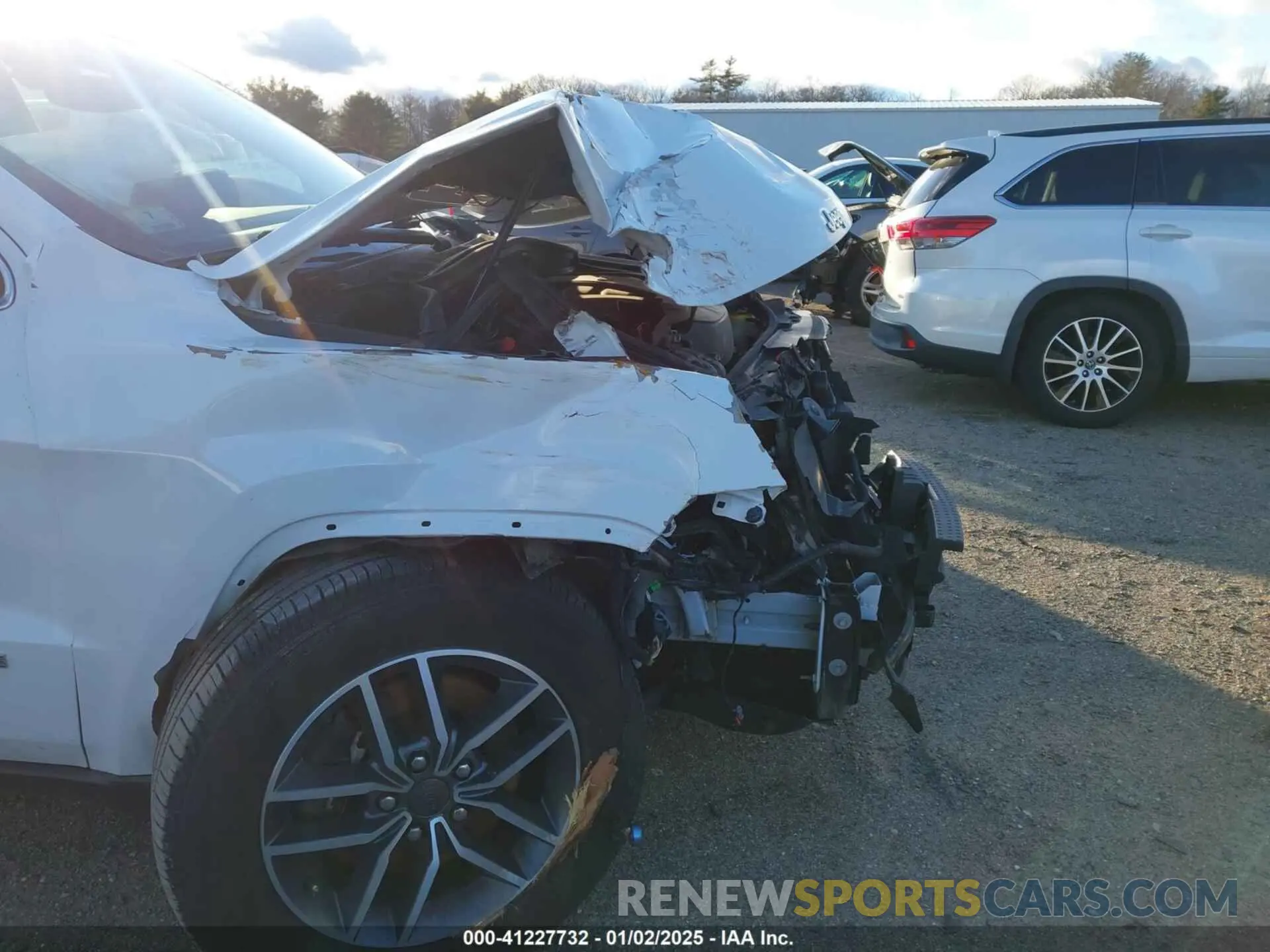 18 Photograph of a damaged car 1C4RJFBG4MC552378 JEEP GRAND CHEROKEE 2021