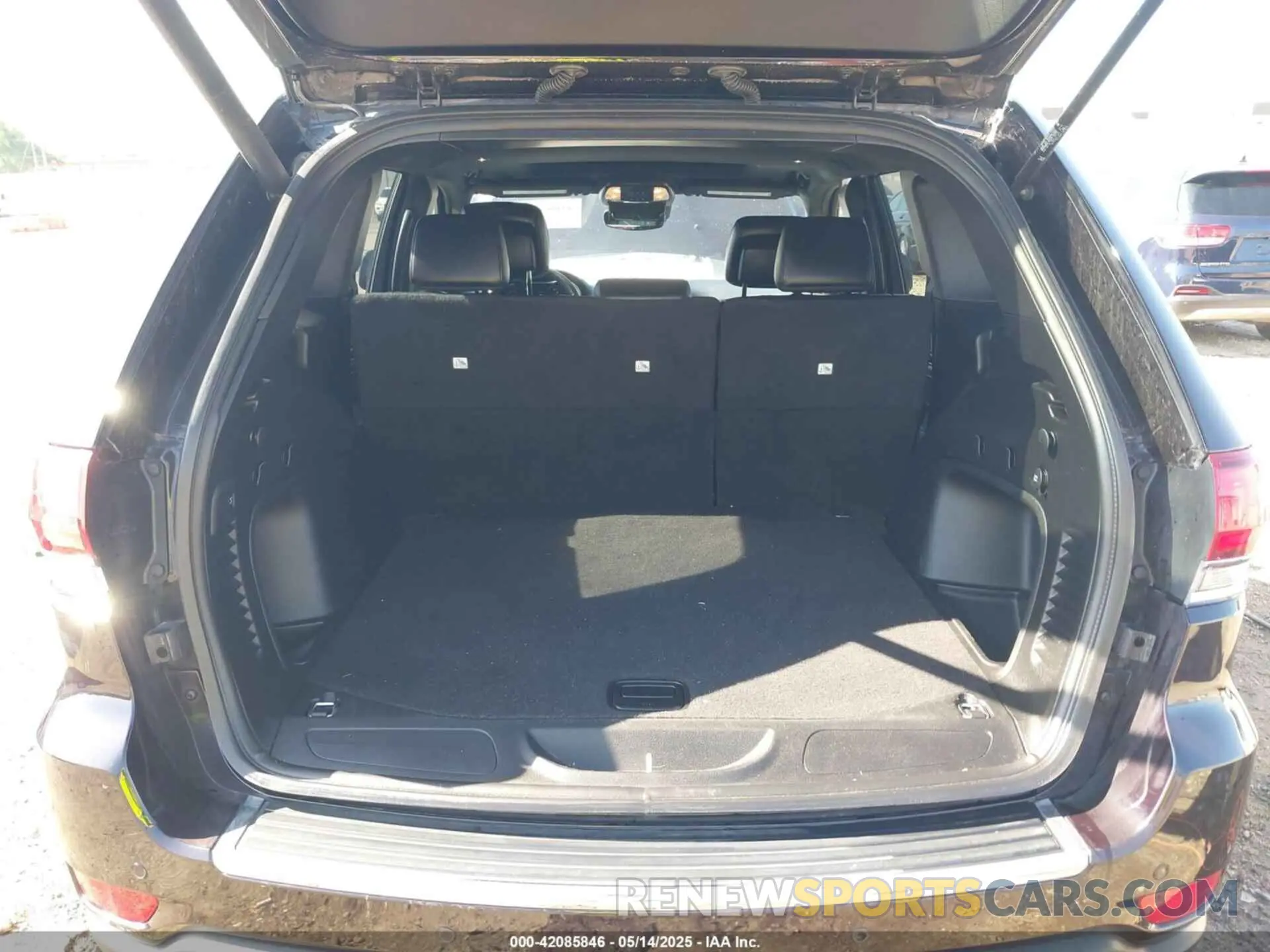 16 Photograph of a damaged car 1C4RJFBGXMC677417 JEEP GRAND CHEROKEE 2021