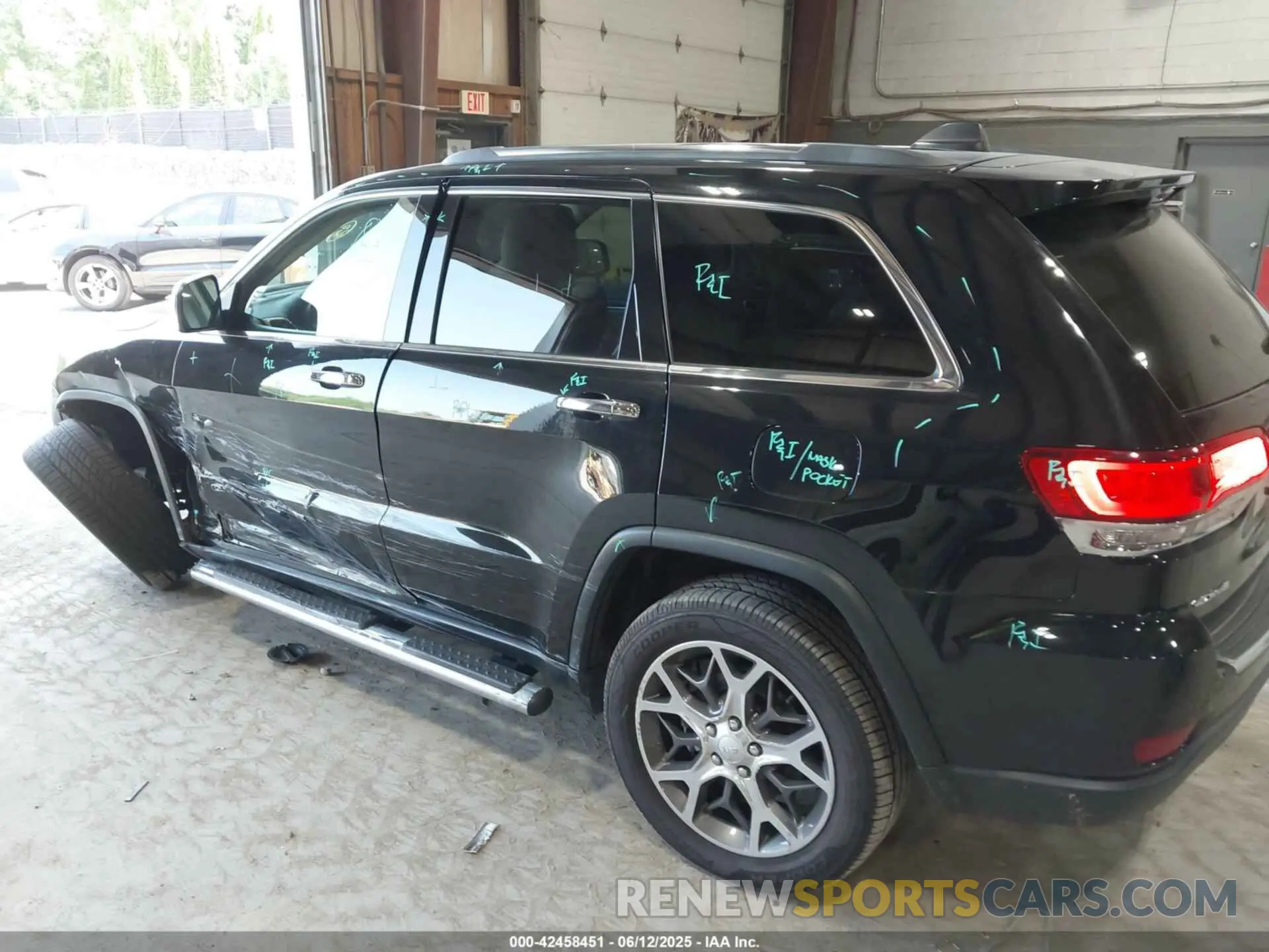 18 Photograph of a damaged car 1C4RJFBT0MC891152 JEEP GRAND CHEROKEE 2021