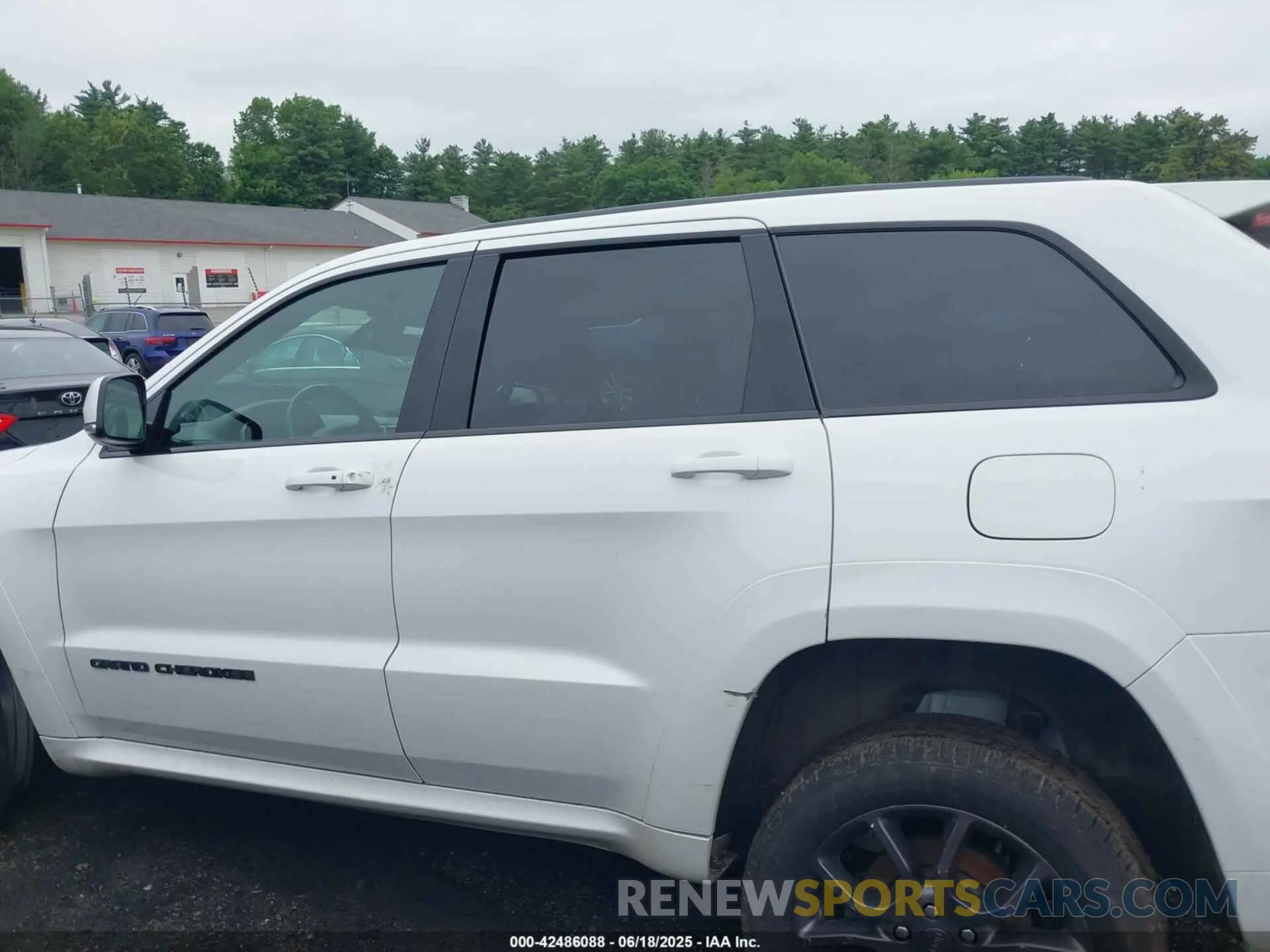 14 Photograph of a damaged car 1C4RJFCG0MC729006 JEEP GRAND CHEROKEE 2021