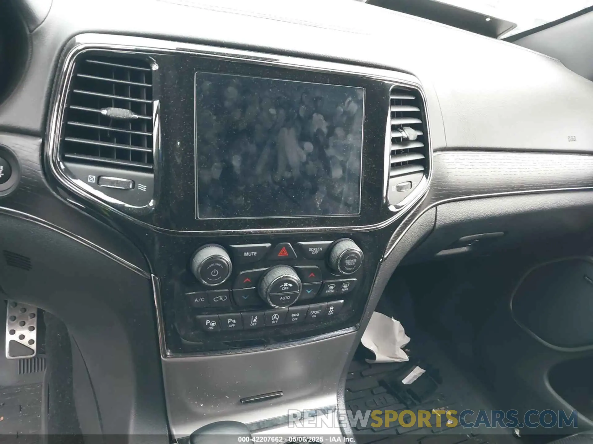 17 Photograph of a damaged car 1C4RJFCG0MC734254 JEEP GRAND CHEROKEE 2021