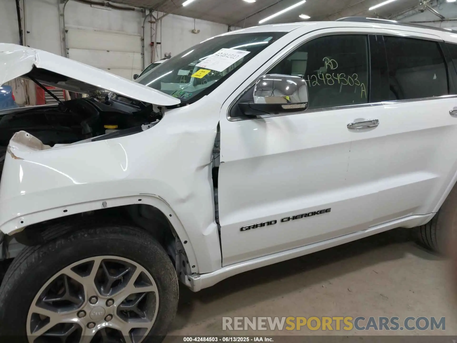 19 Photograph of a damaged car 1C4RJFCG1MC536864 JEEP GRAND CHEROKEE 2021