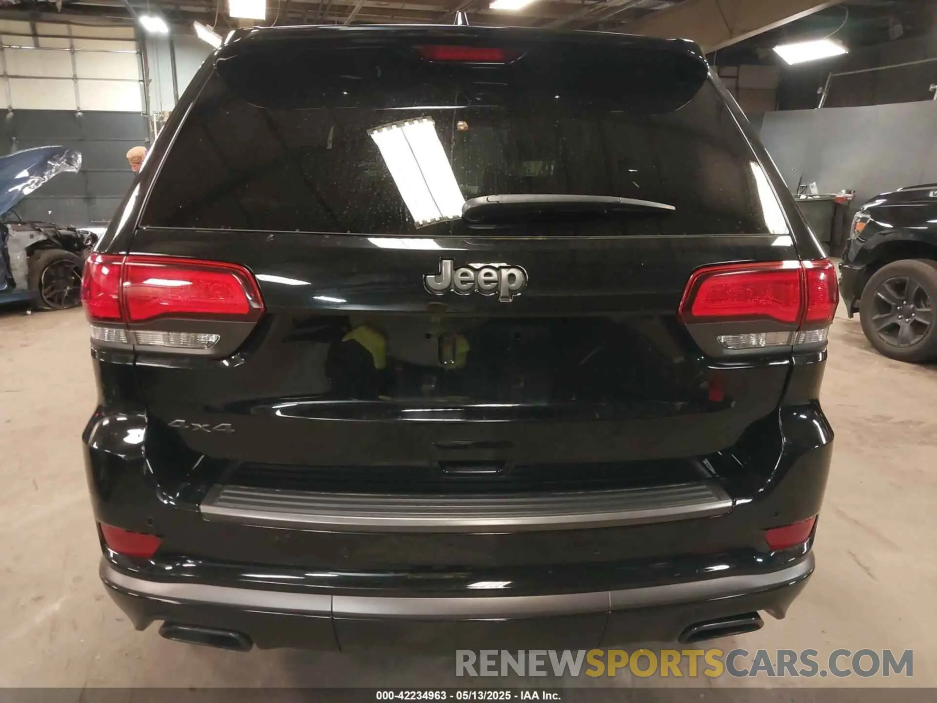 17 Photograph of a damaged car 1C4RJFCG6MC756825 JEEP GRAND CHEROKEE 2021
