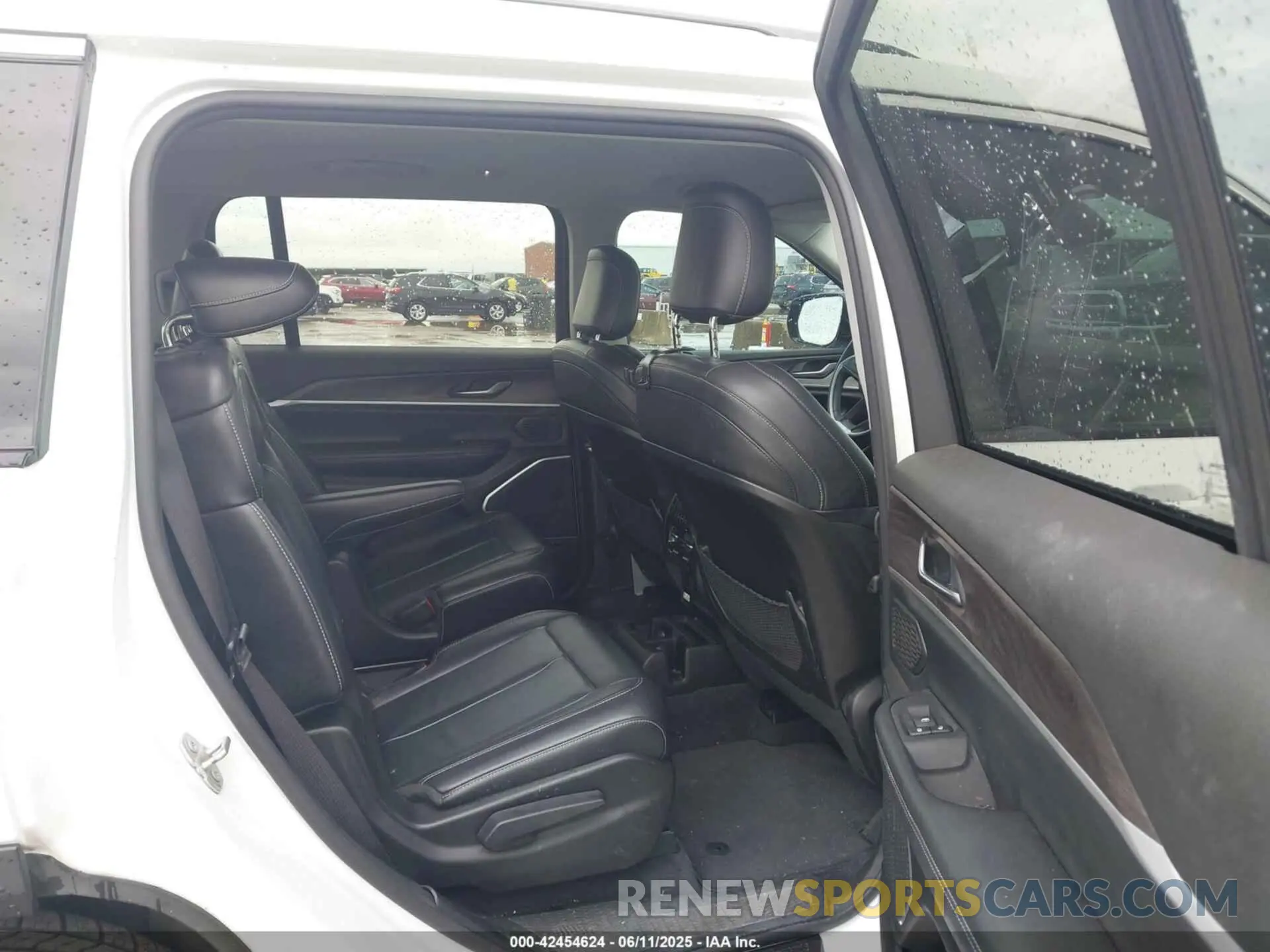 8 Photograph of a damaged car 1C4RJKBG7M8205171 JEEP GRAND CHEROKEE 2021