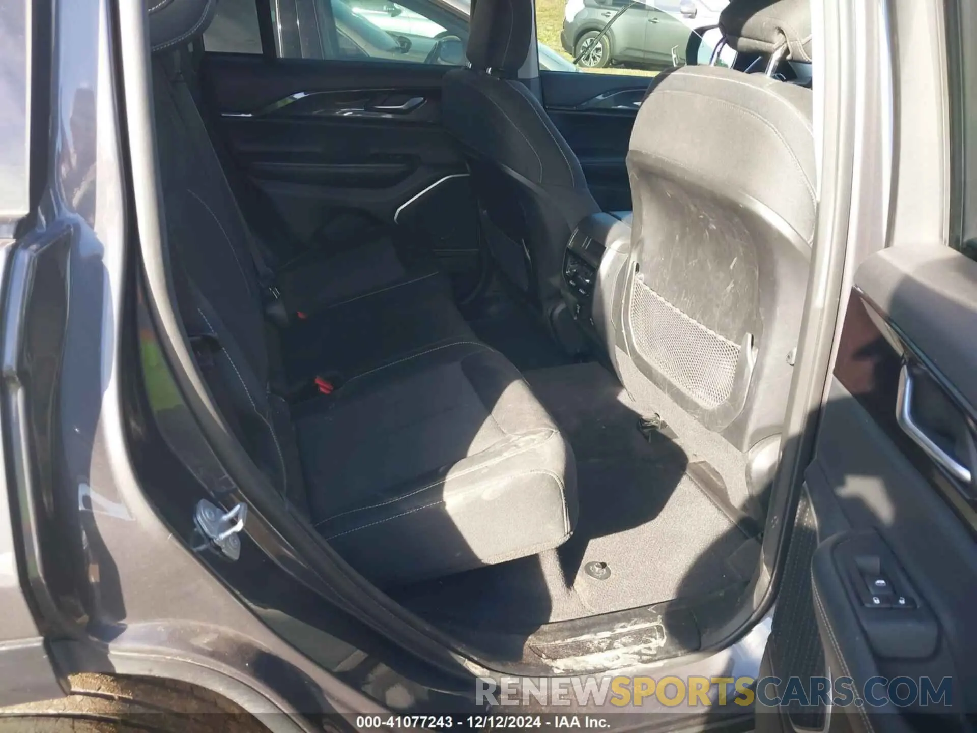 8 Photograph of a damaged car 1C4RJGAGXN8589401 JEEP GRAND CHEROKEE 2022