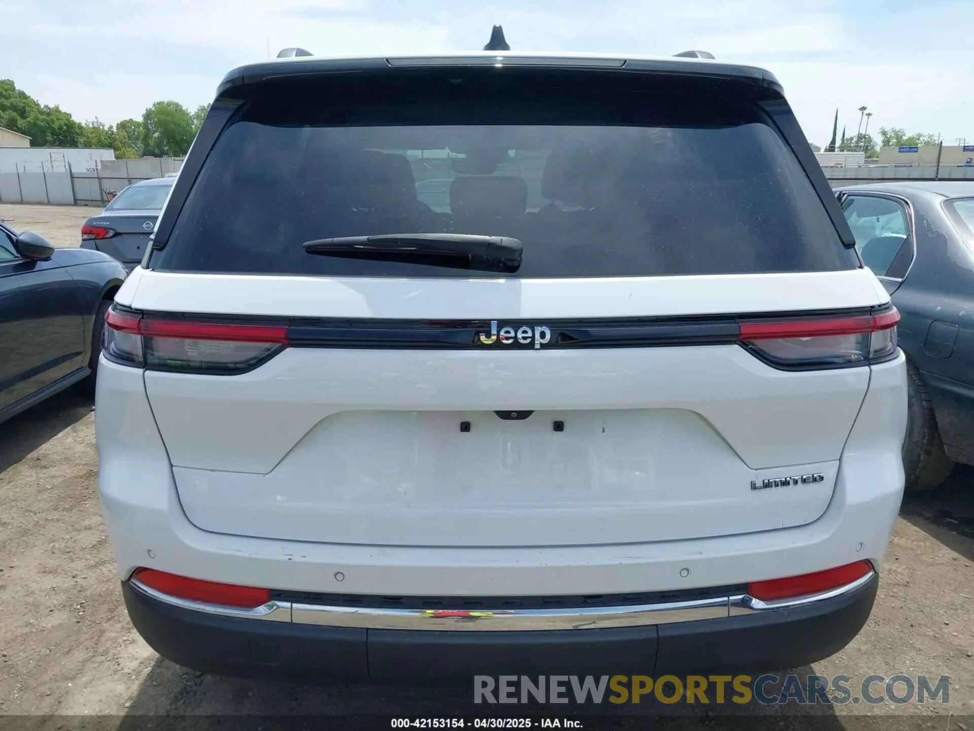 16 Photograph of a damaged car 1C4RJGBG7N8547914 JEEP GRAND CHEROKEE 2022