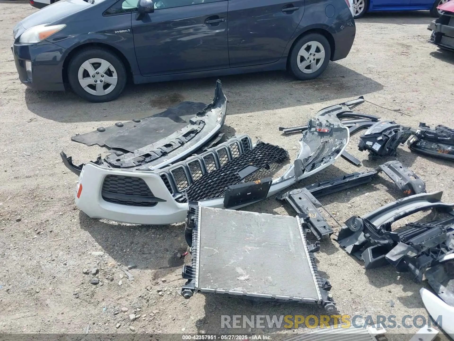 18 Photograph of a damaged car 1C4RJHAG7N8633554 JEEP GRAND CHEROKEE 2022