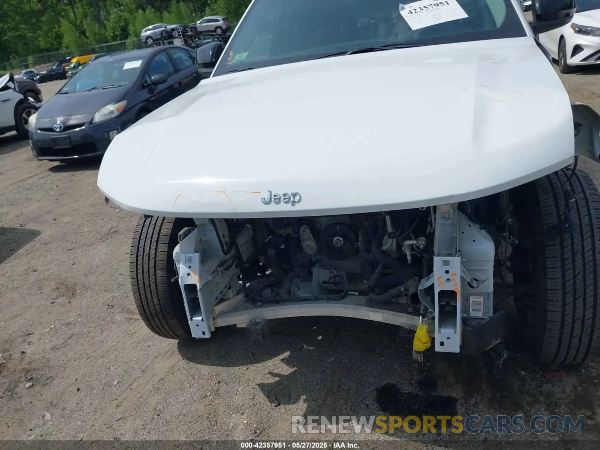 22 Photograph of a damaged car 1C4RJHAG7N8633554 JEEP GRAND CHEROKEE 2022